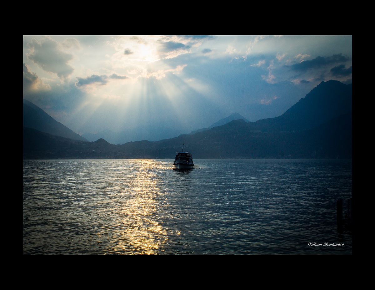 L'arrivo di un traghetto al tramonto...