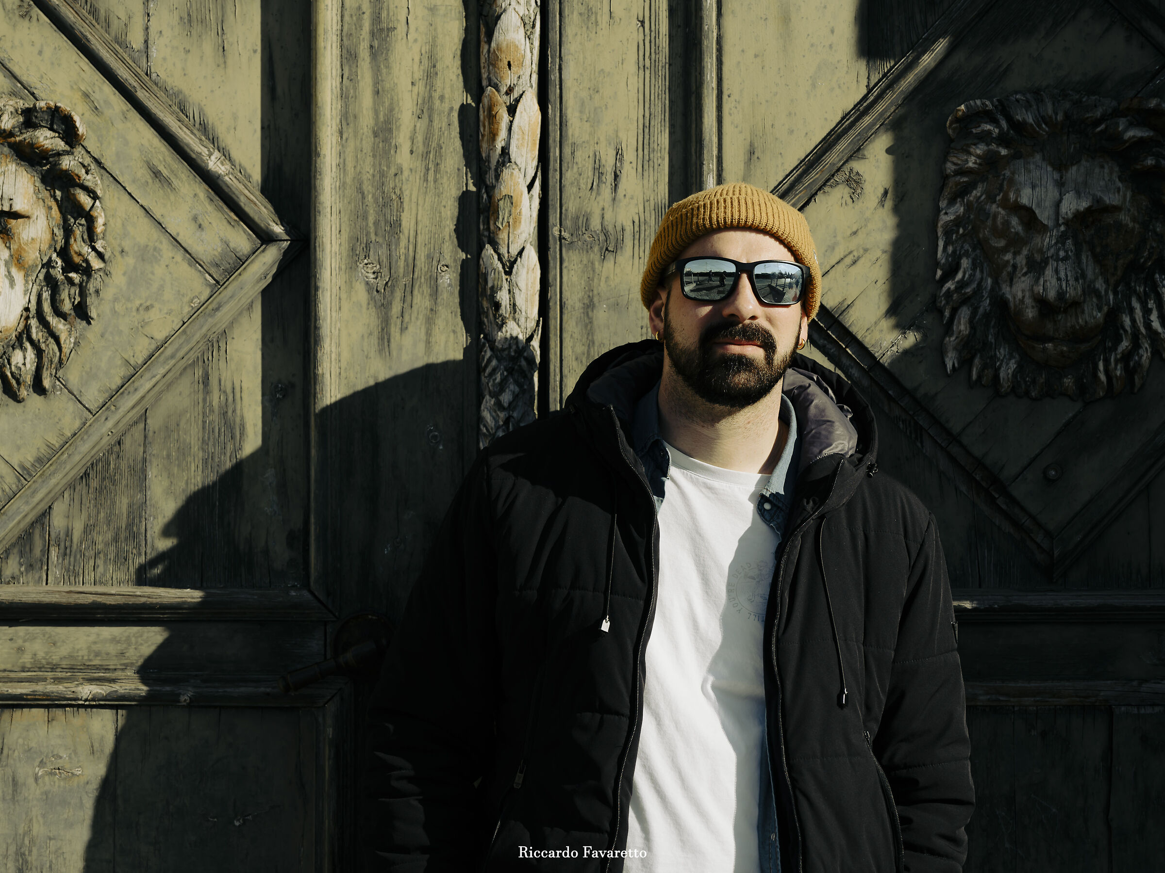 Il ragazzo e il portone