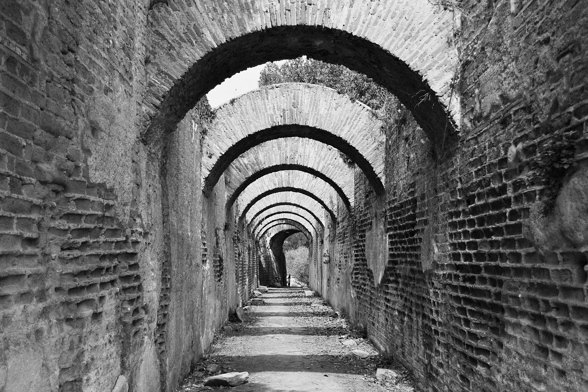 Nei pressi del parco archeologico di Baia (Na) B/N