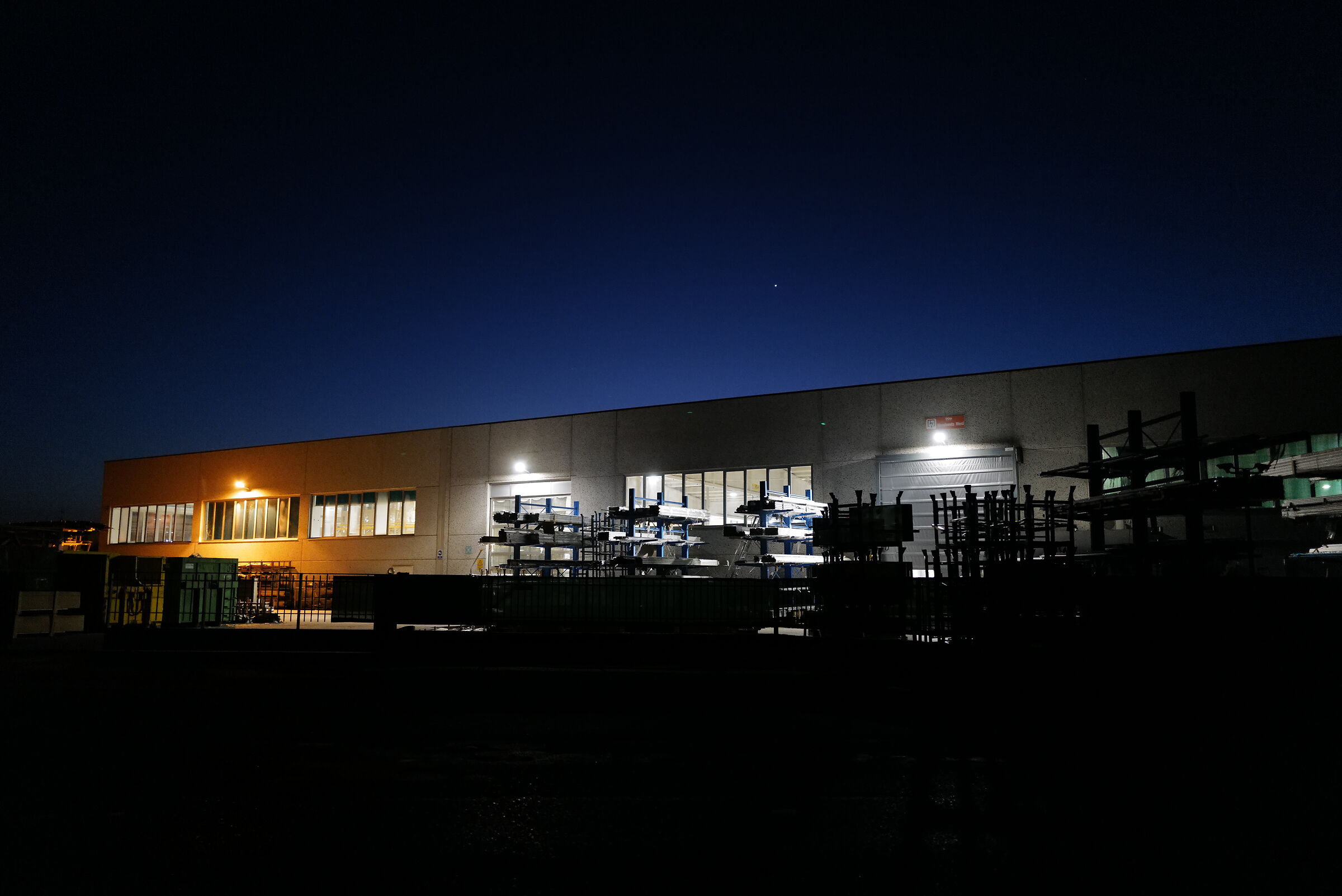 L'officina dopo il tramonto