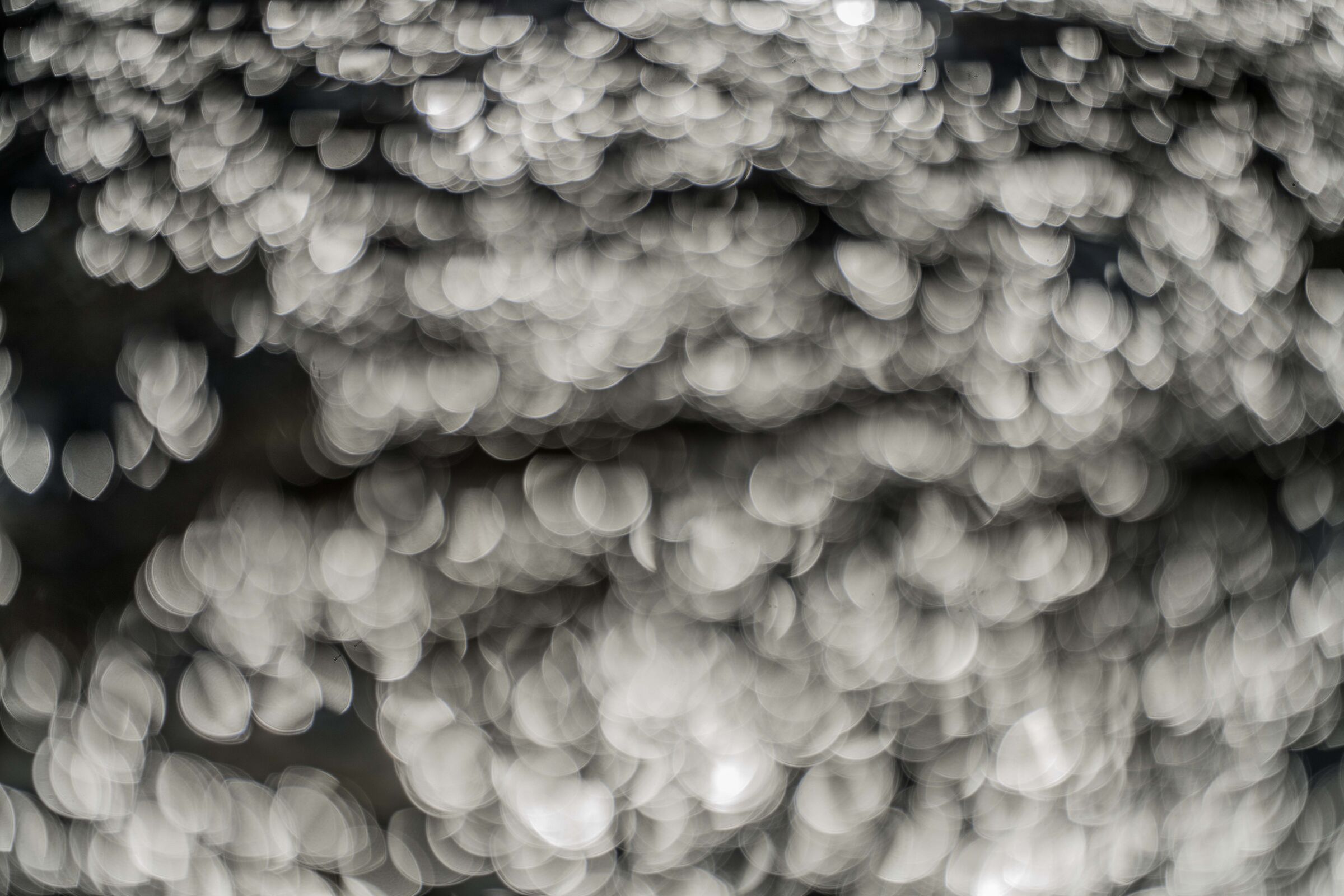 riflessi di luce sul torrente