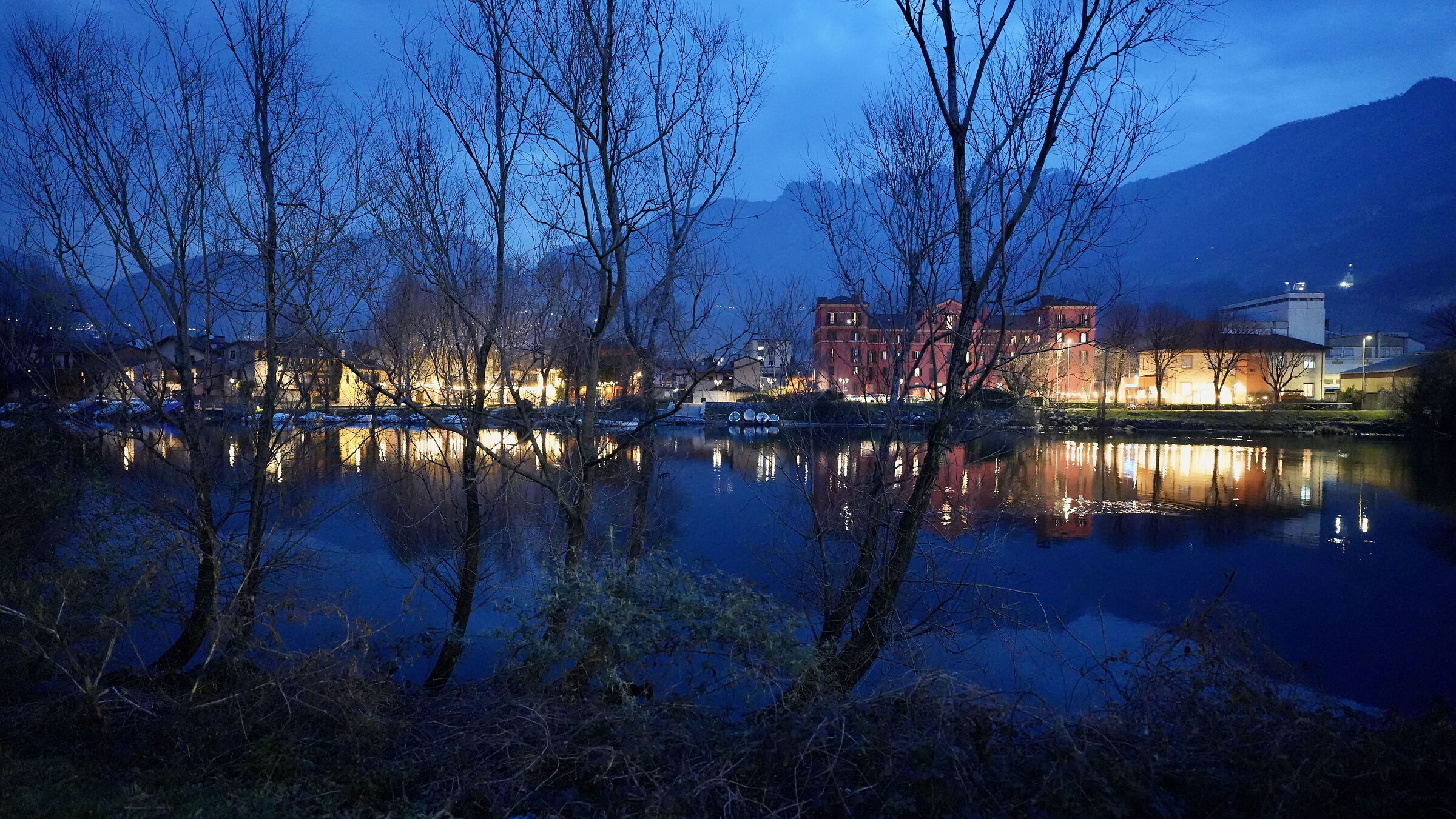 Pescarenico behind the trees, evening falls