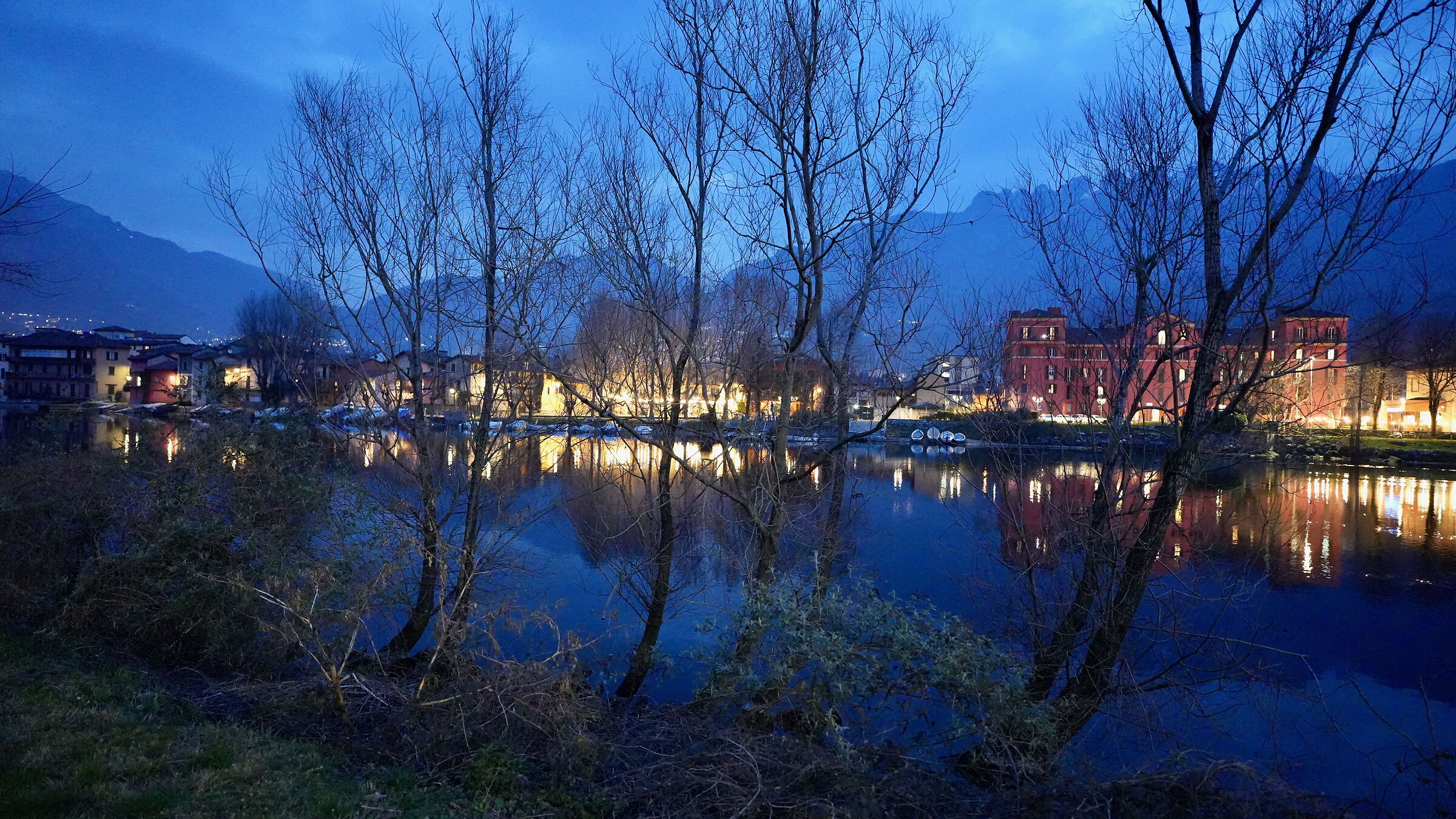 Pescarenico behind the trees, evening falls 2
