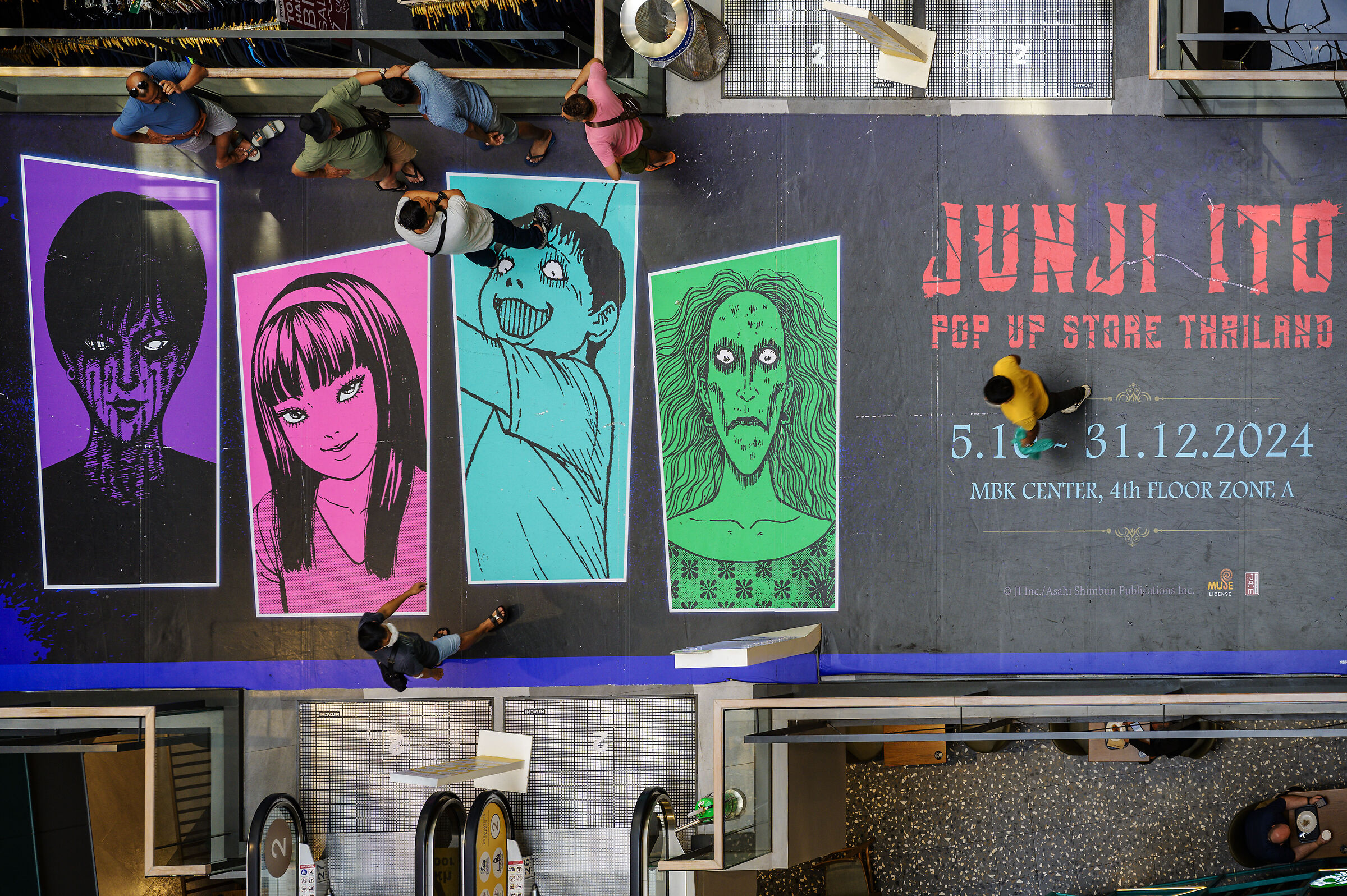 Nel centro commerciale