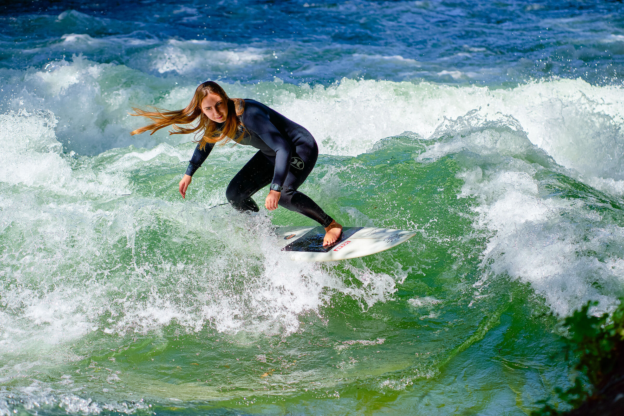 La famosa onda del surfista a Monaco di Baviera in una lumin...