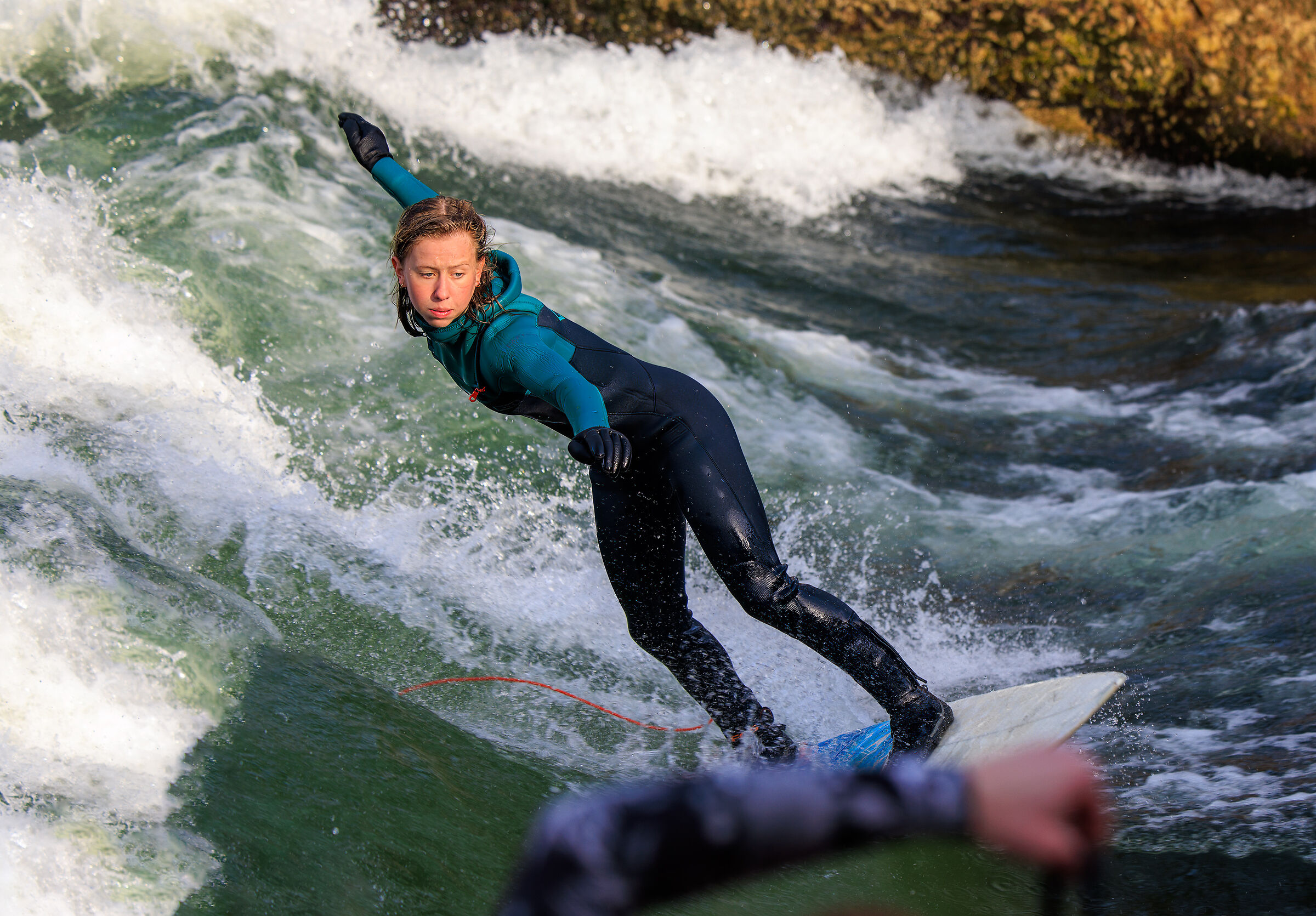 Tempo d'inverno per la ragazza completamente venduta al surf