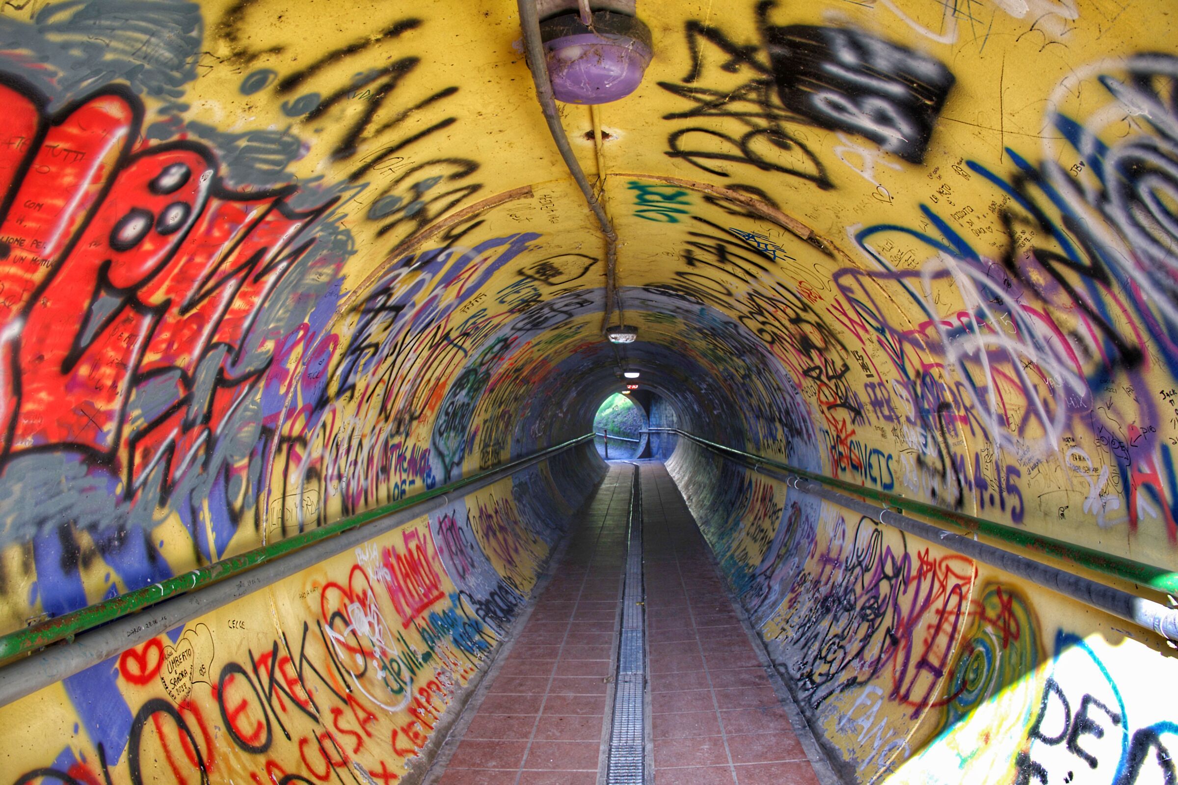 The tunnel of colors and graphites