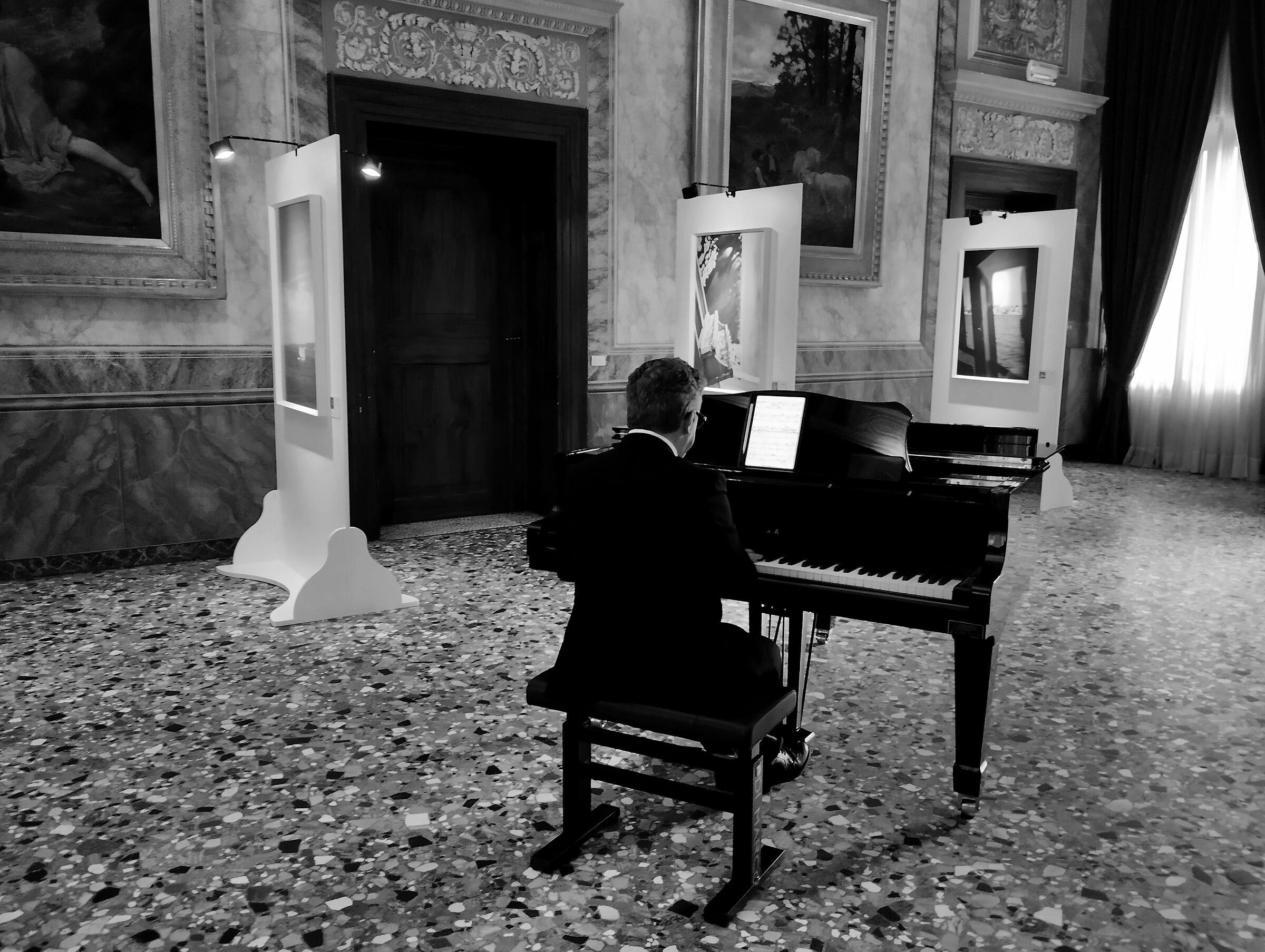 Esposizione con musica