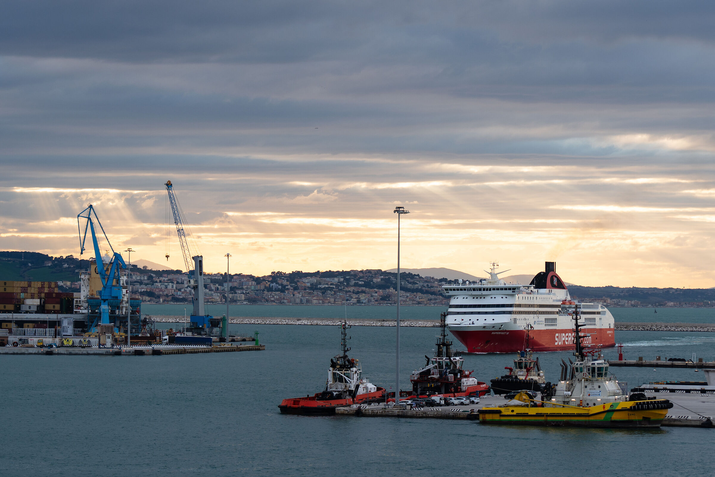 One evening he arrived at the port...