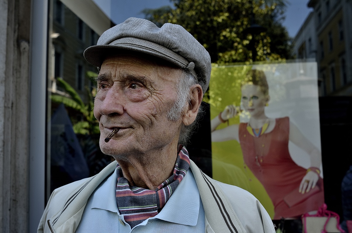 In the same direction with and without heat