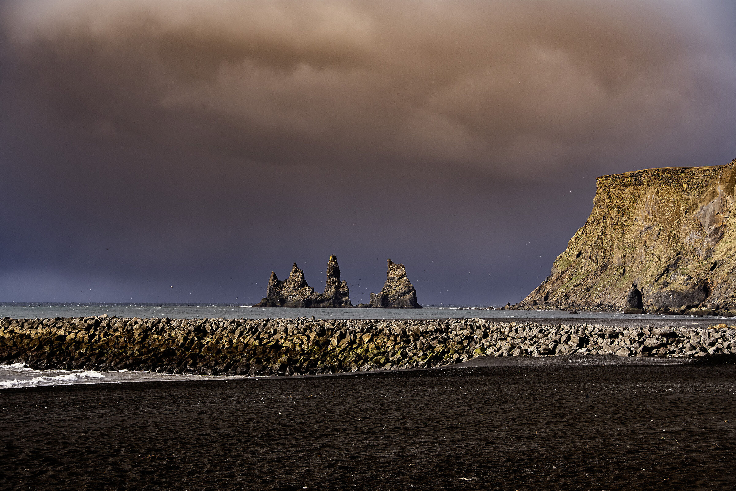 La spiaggia nera di Reynisfjara.