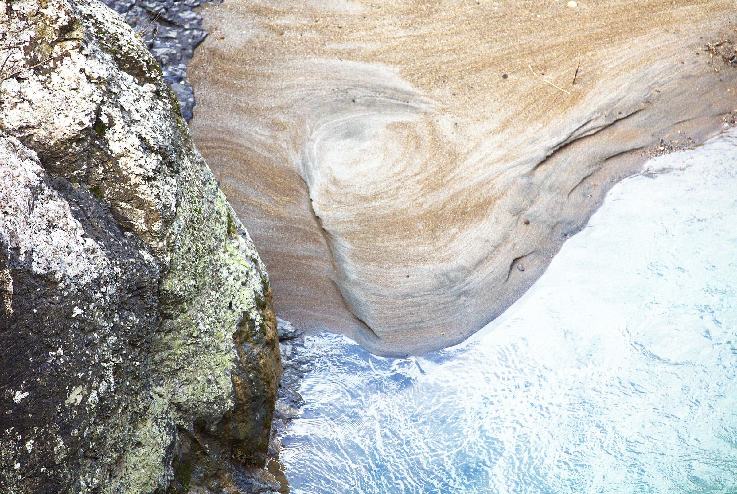 Disegni di sabbia lungo un torrente