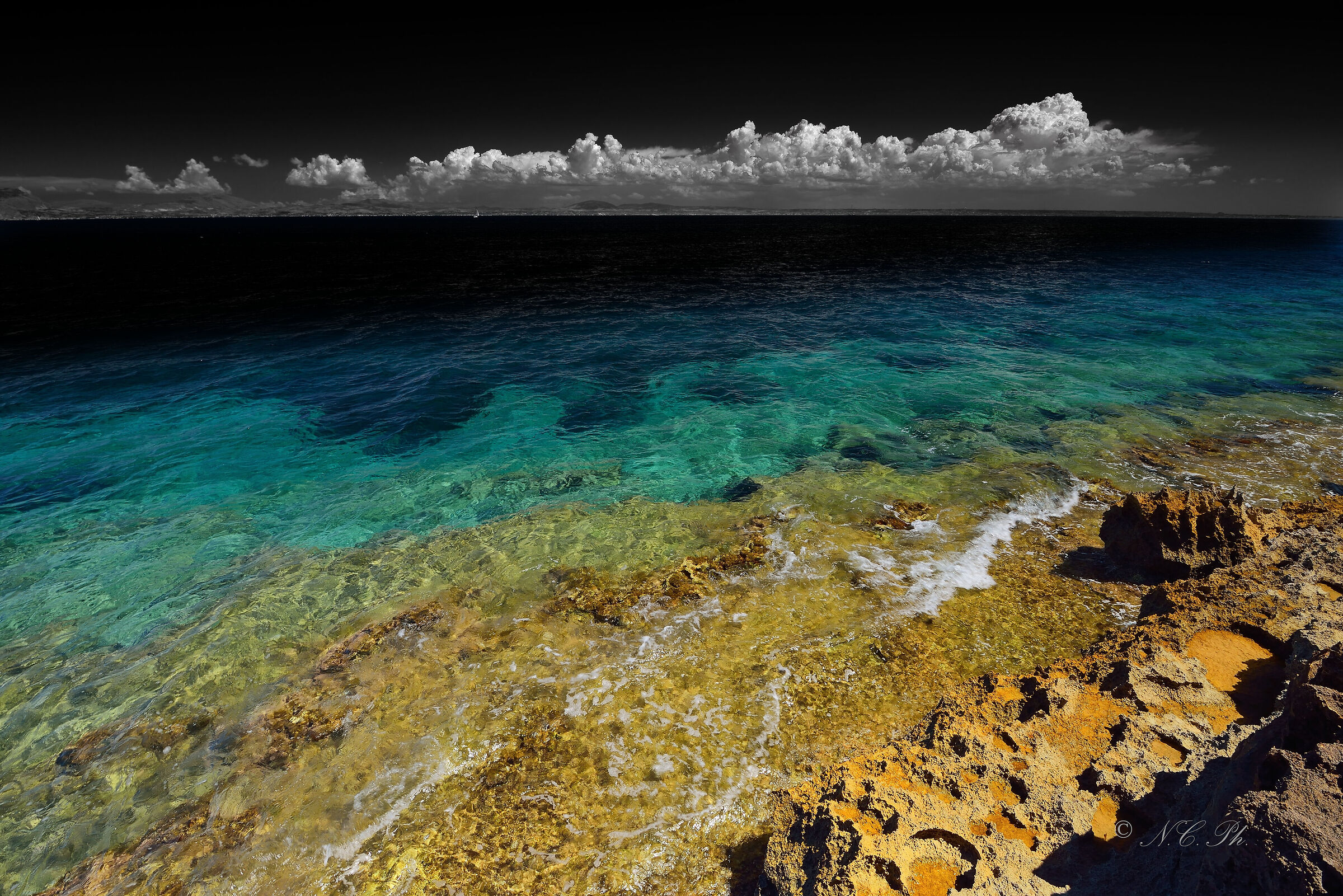 Favignana hybrid (b/w+color)