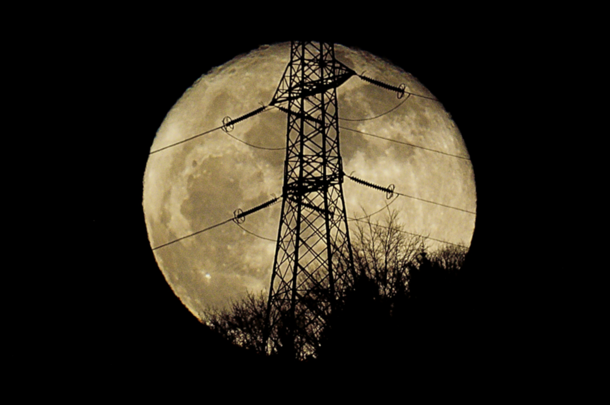 Una Luna elettrica