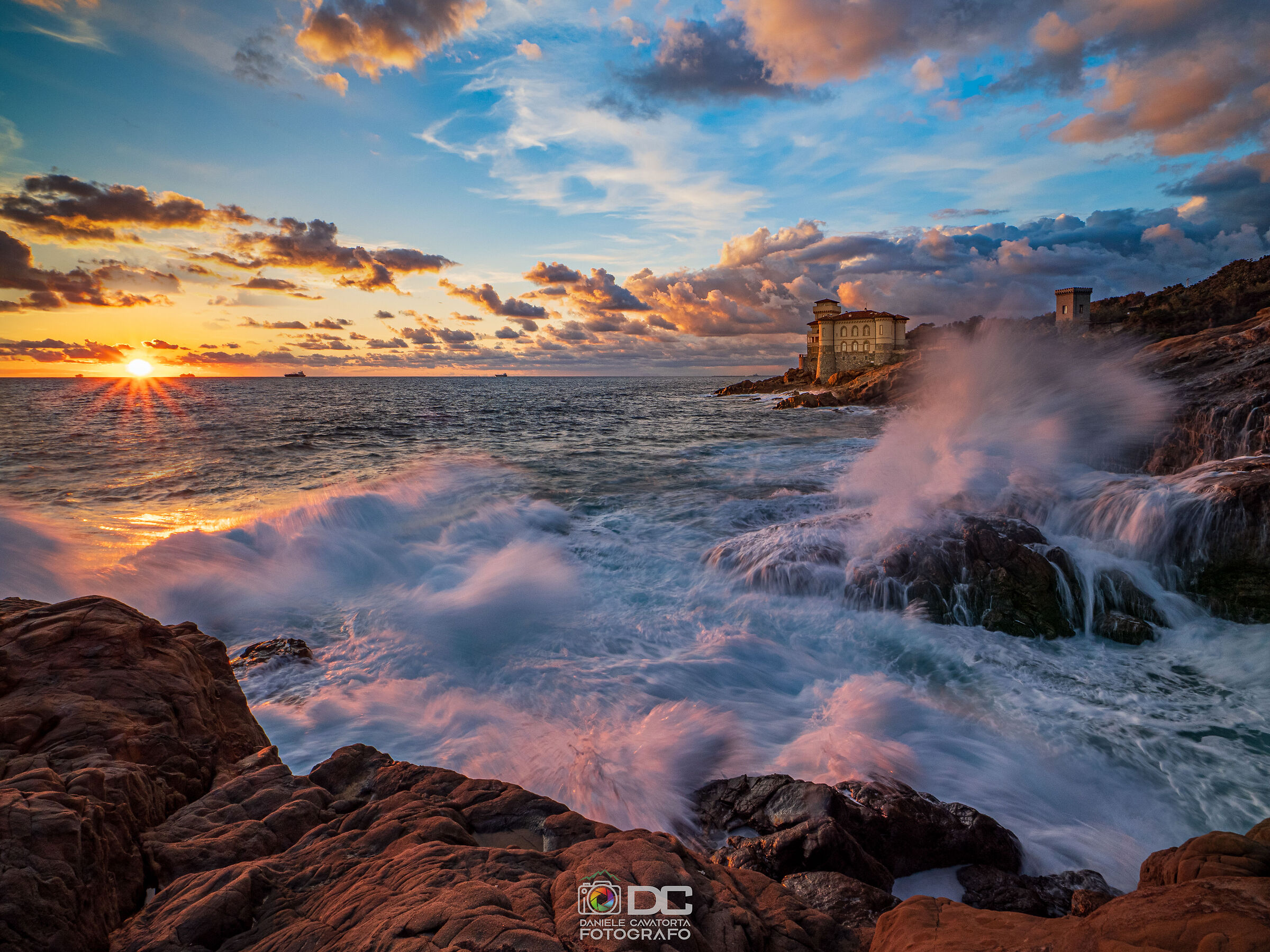 Mareggiata al tramonto al Castello del Boccale
