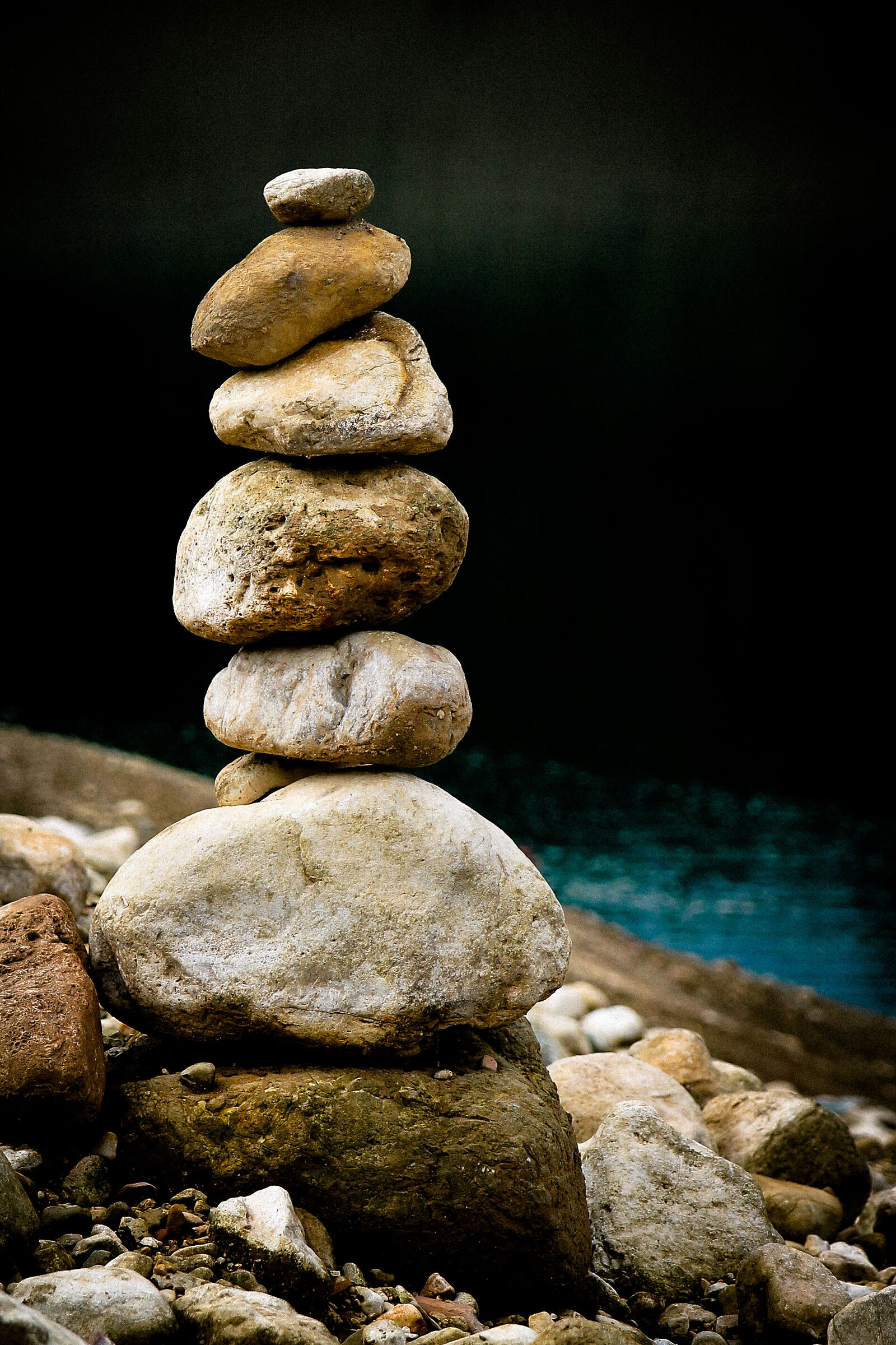 Piramide di sassi sul lago
