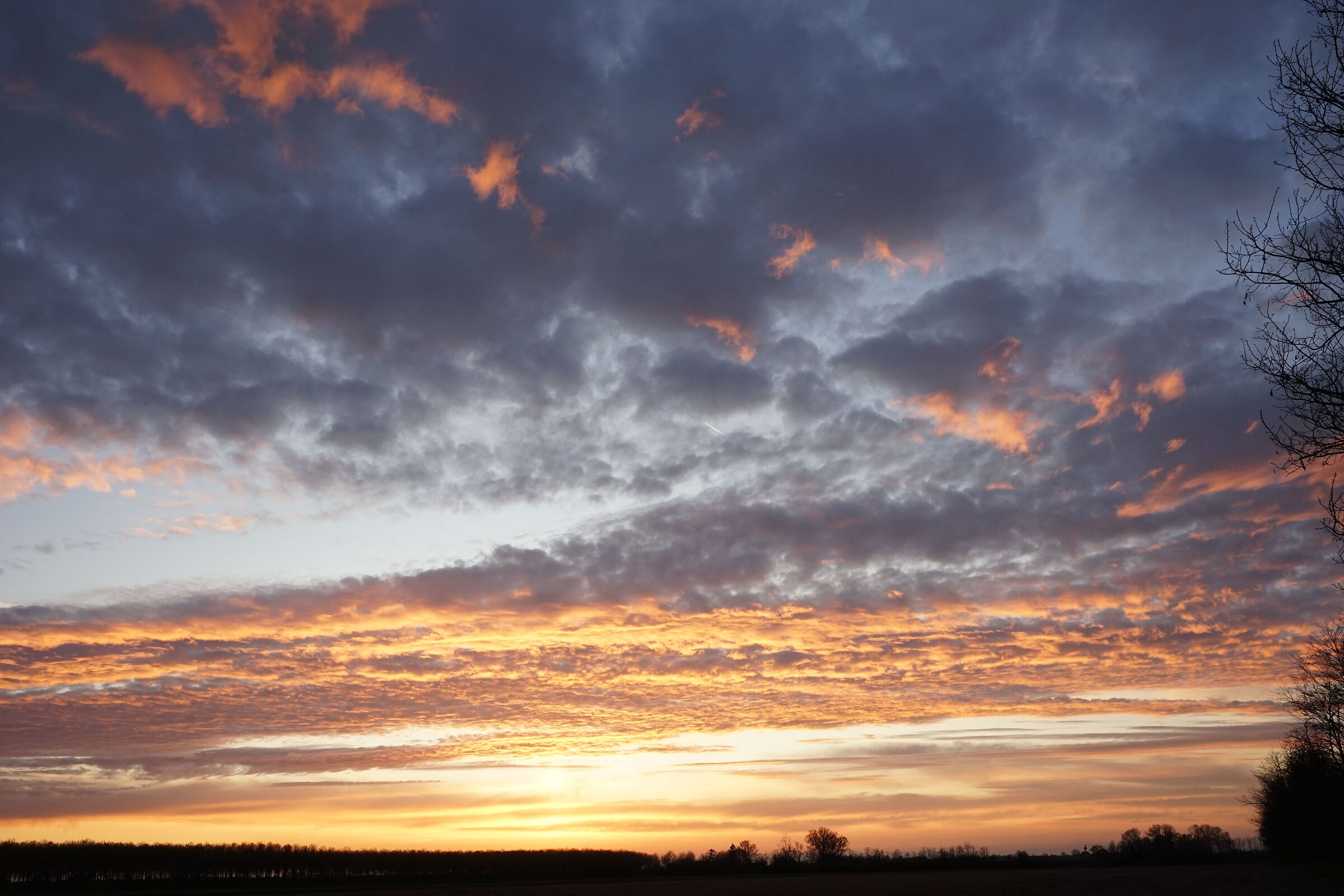 Cielo di fine marzo dall'argine di Po