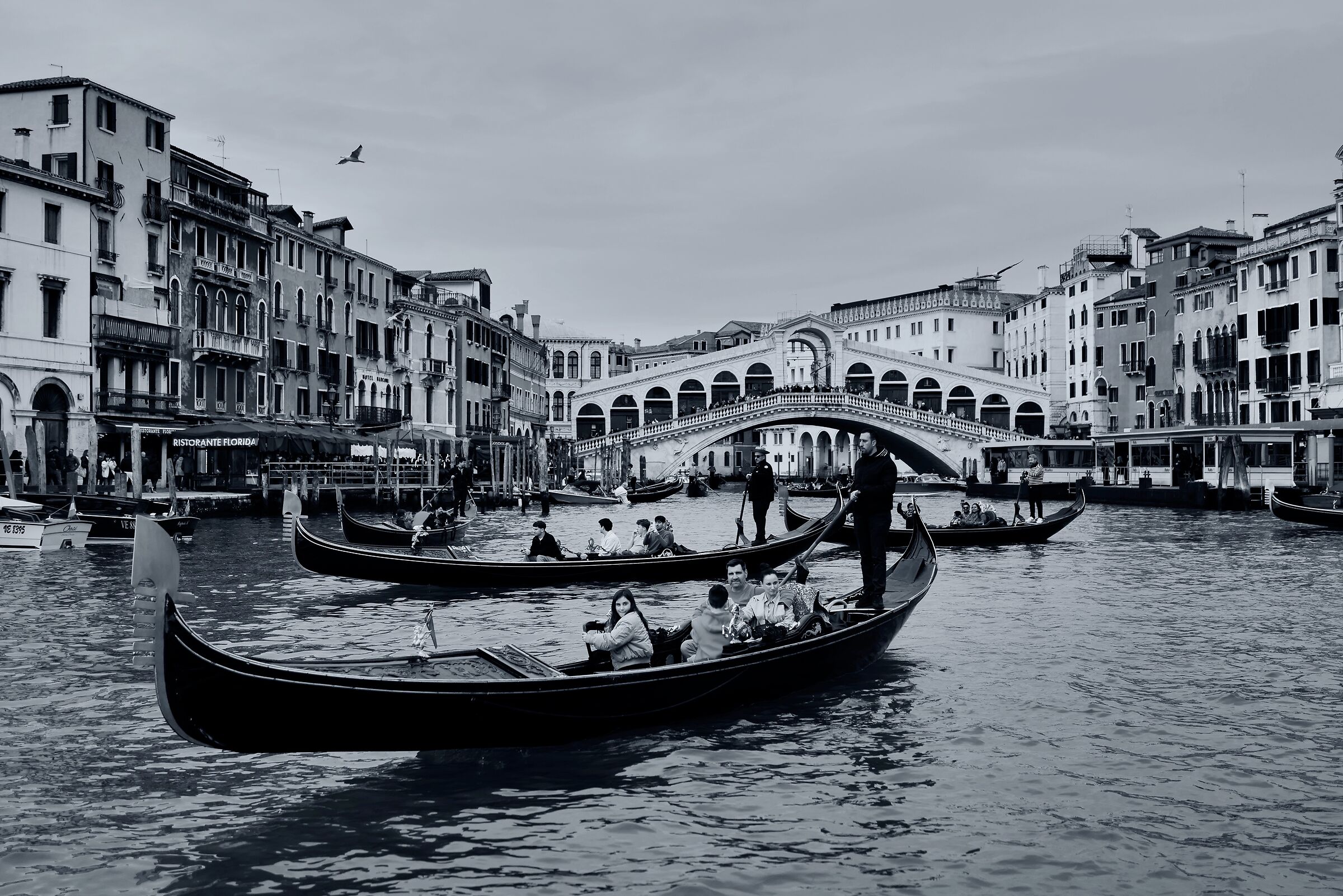 Ponte di Rialto e gondole, visti dal Vaporetto