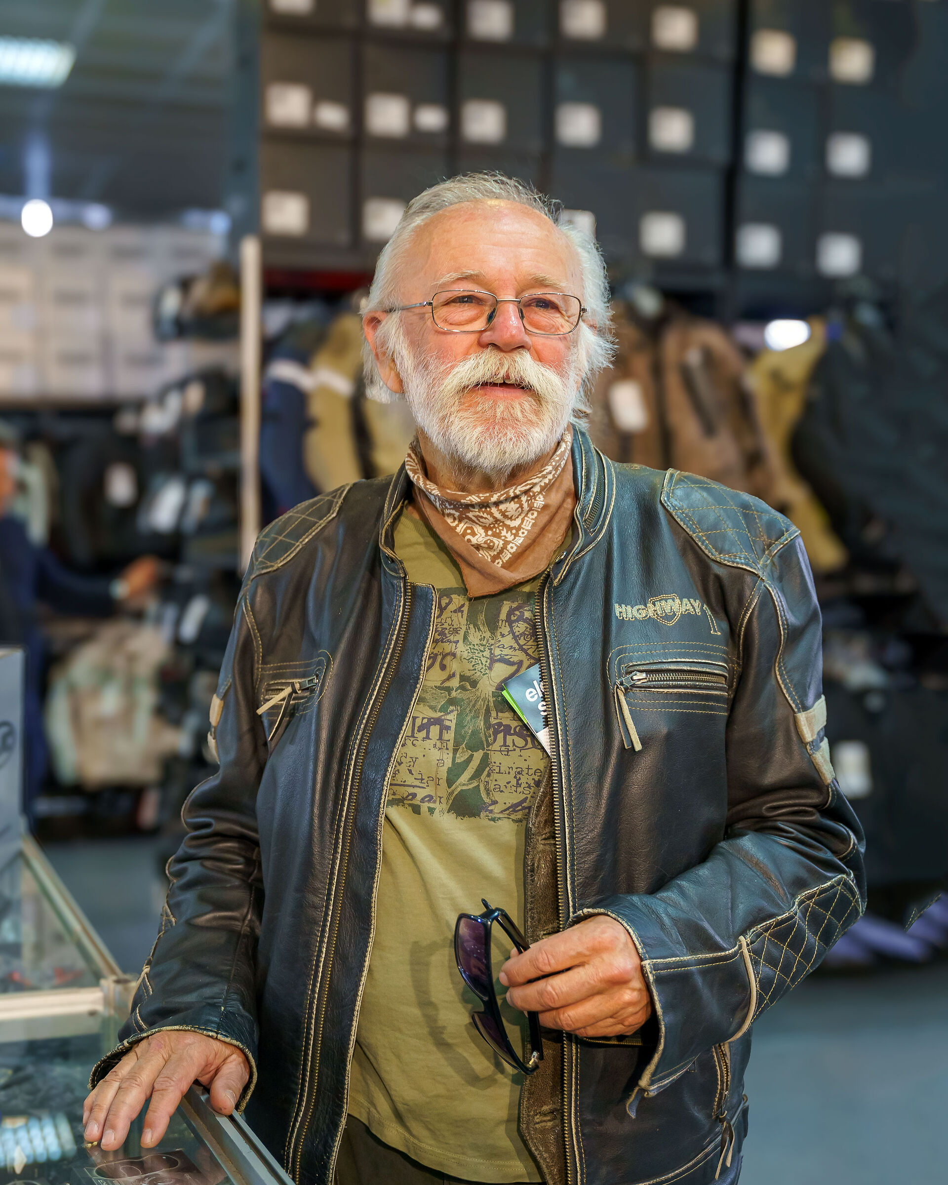 Signor motociclista senior