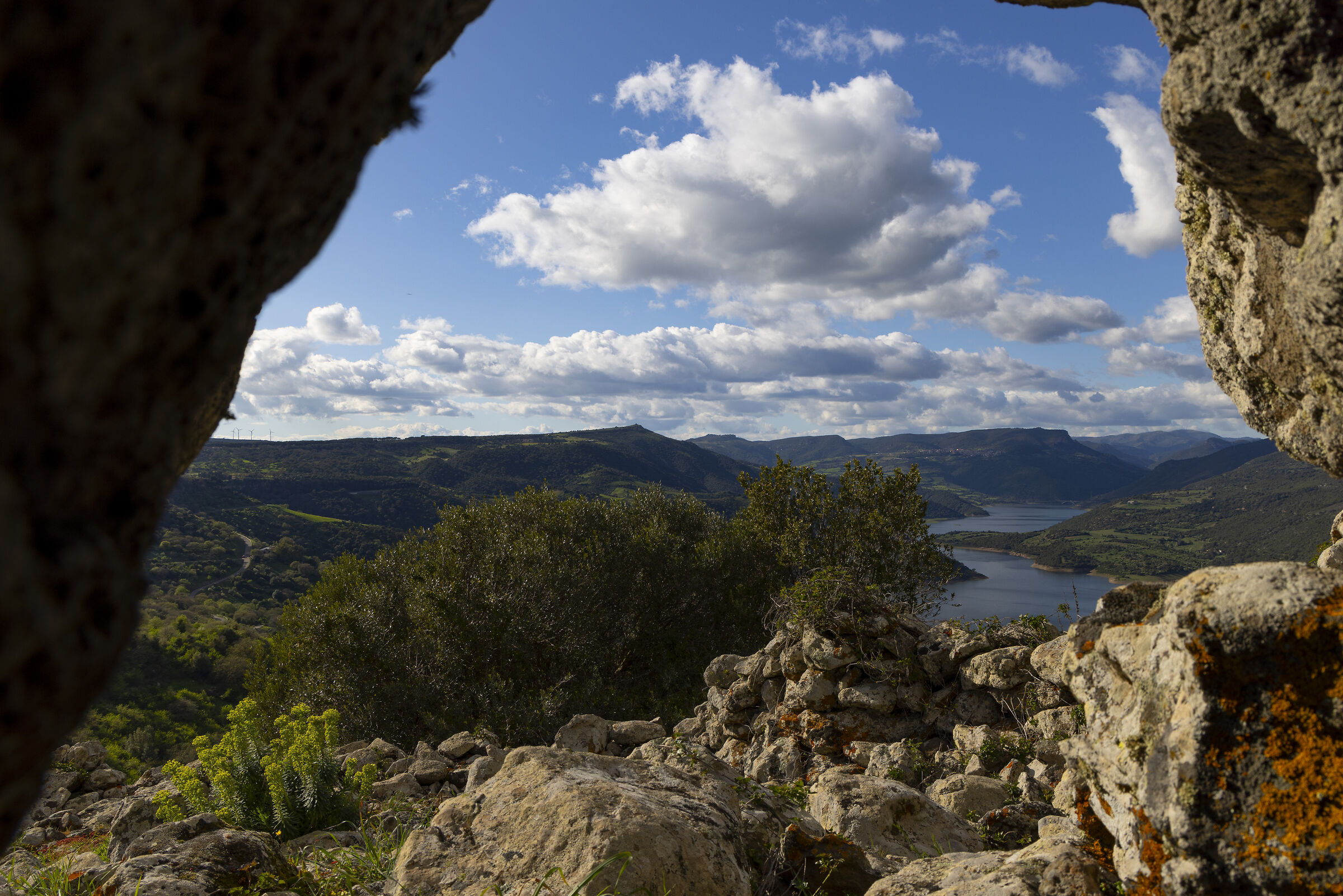 lago flumendosa da dentro il nuraghe