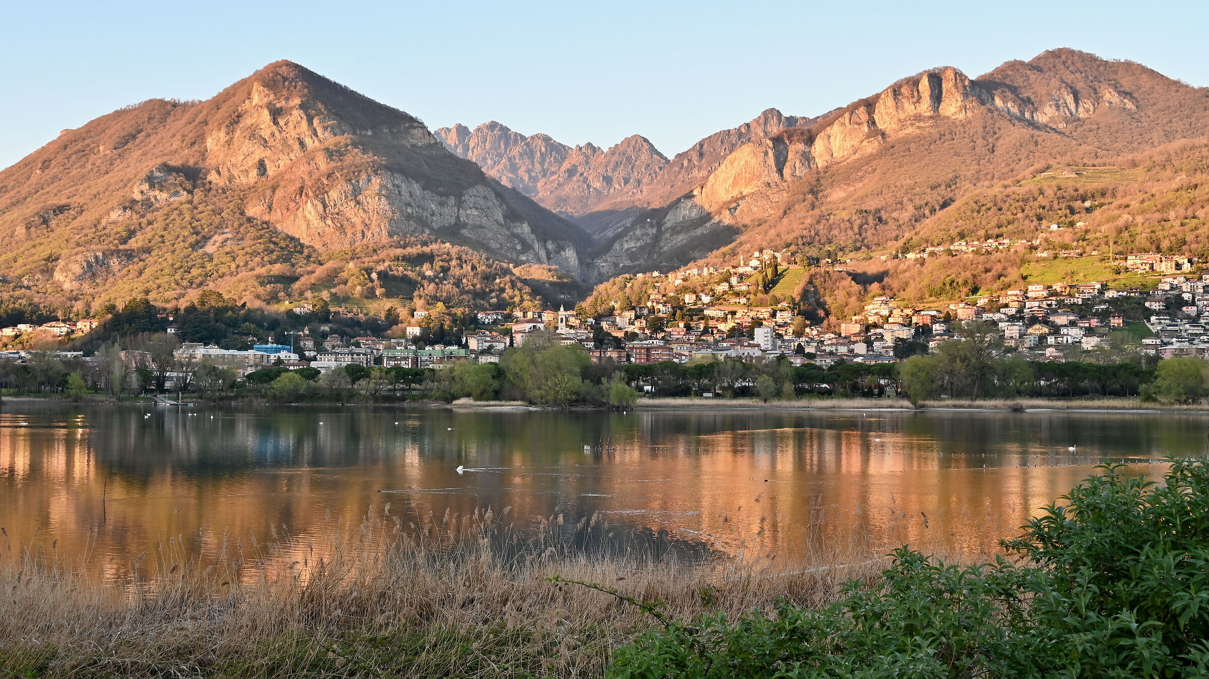 Lago di Olginate, caldi colori serali