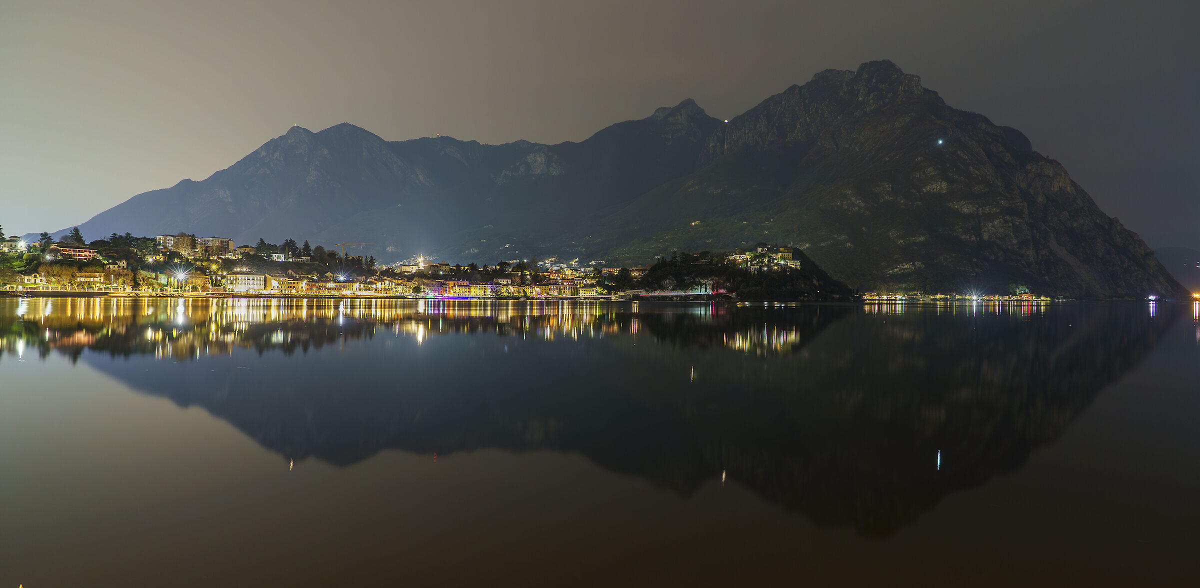 Malgrate e il Monte Moregallo si specchiano sul lago