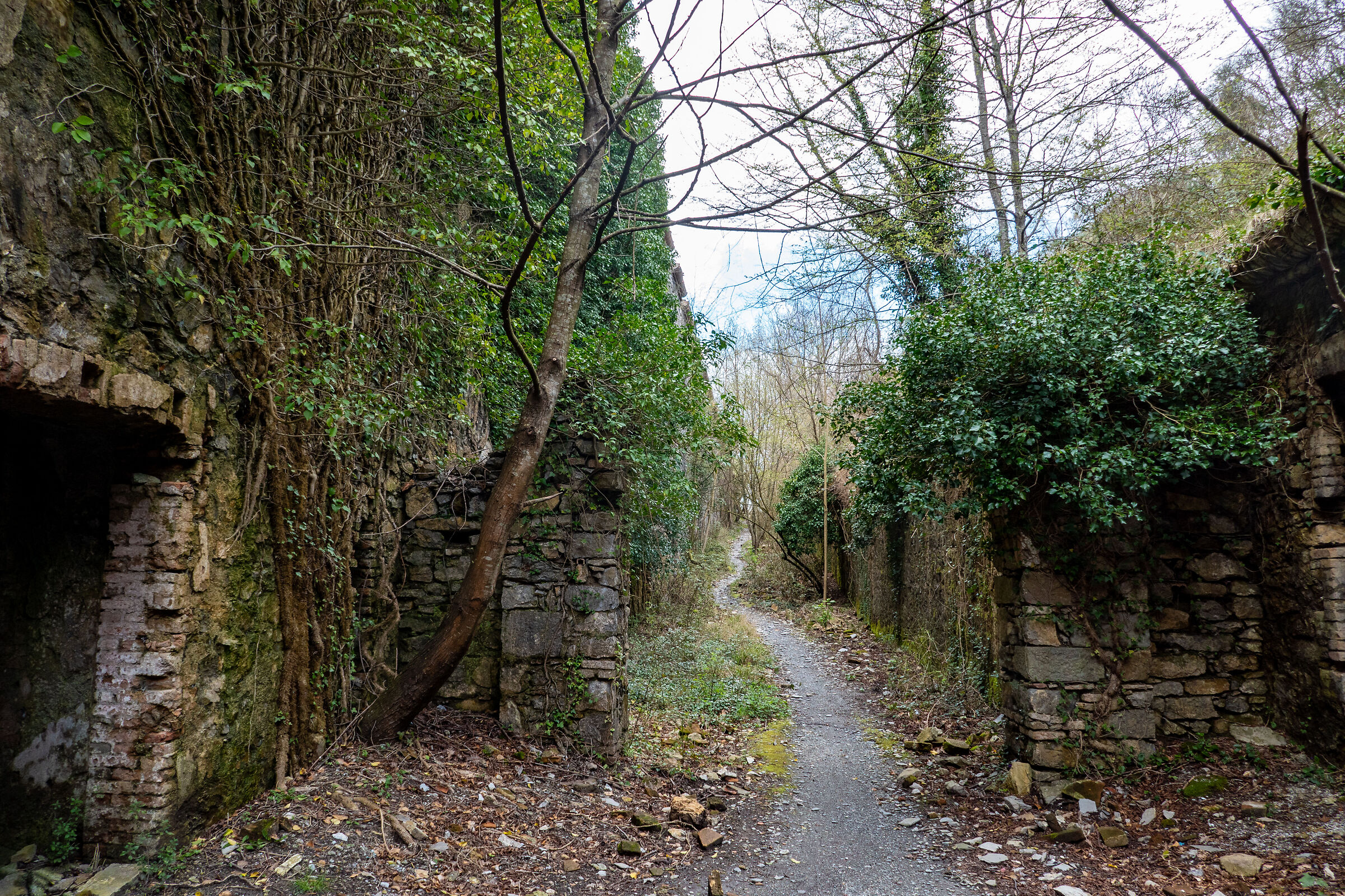 Forte Ratti cortile interno tra caserma e bastioni