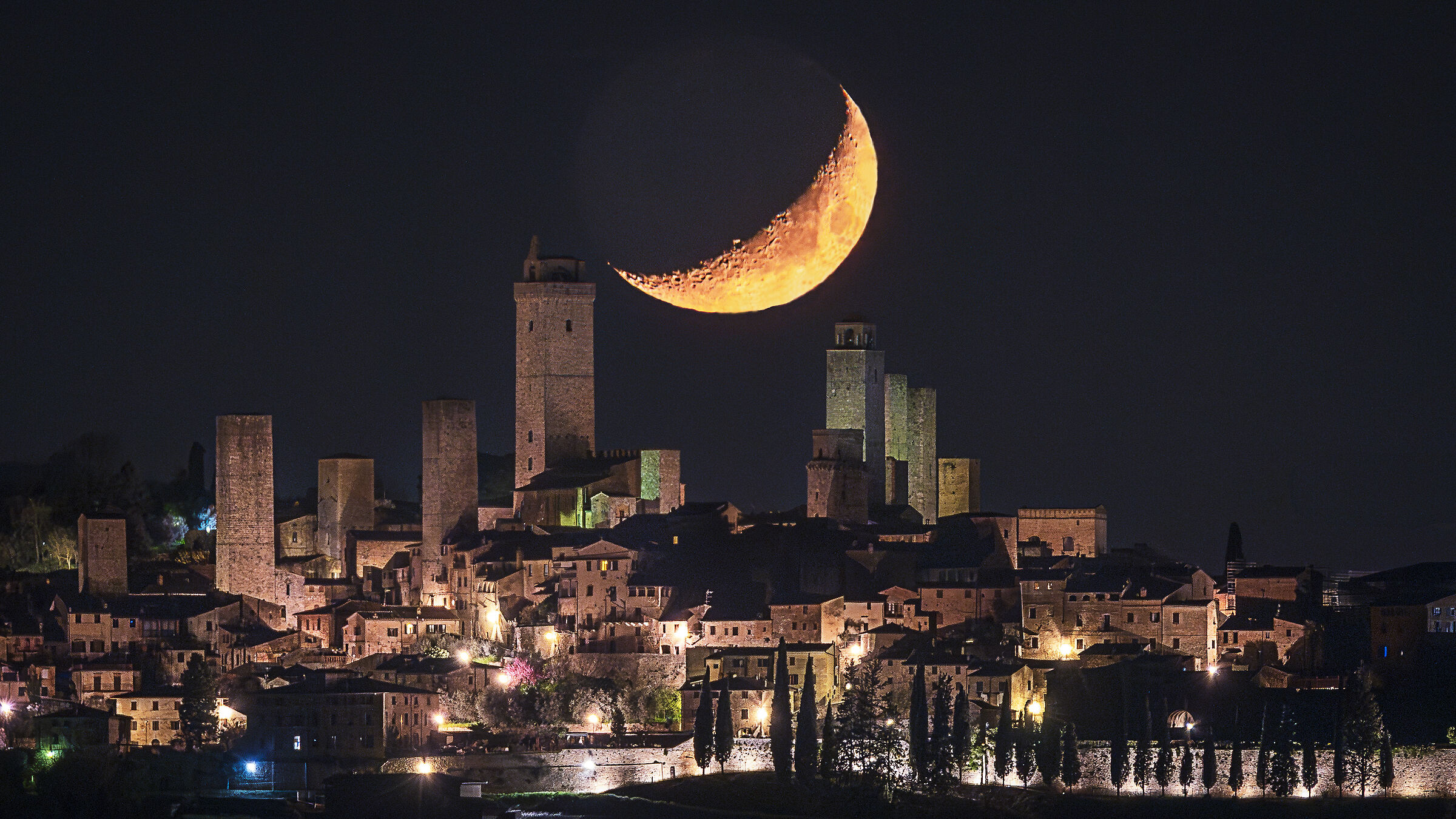 La luna tra le torri di San Gimignano