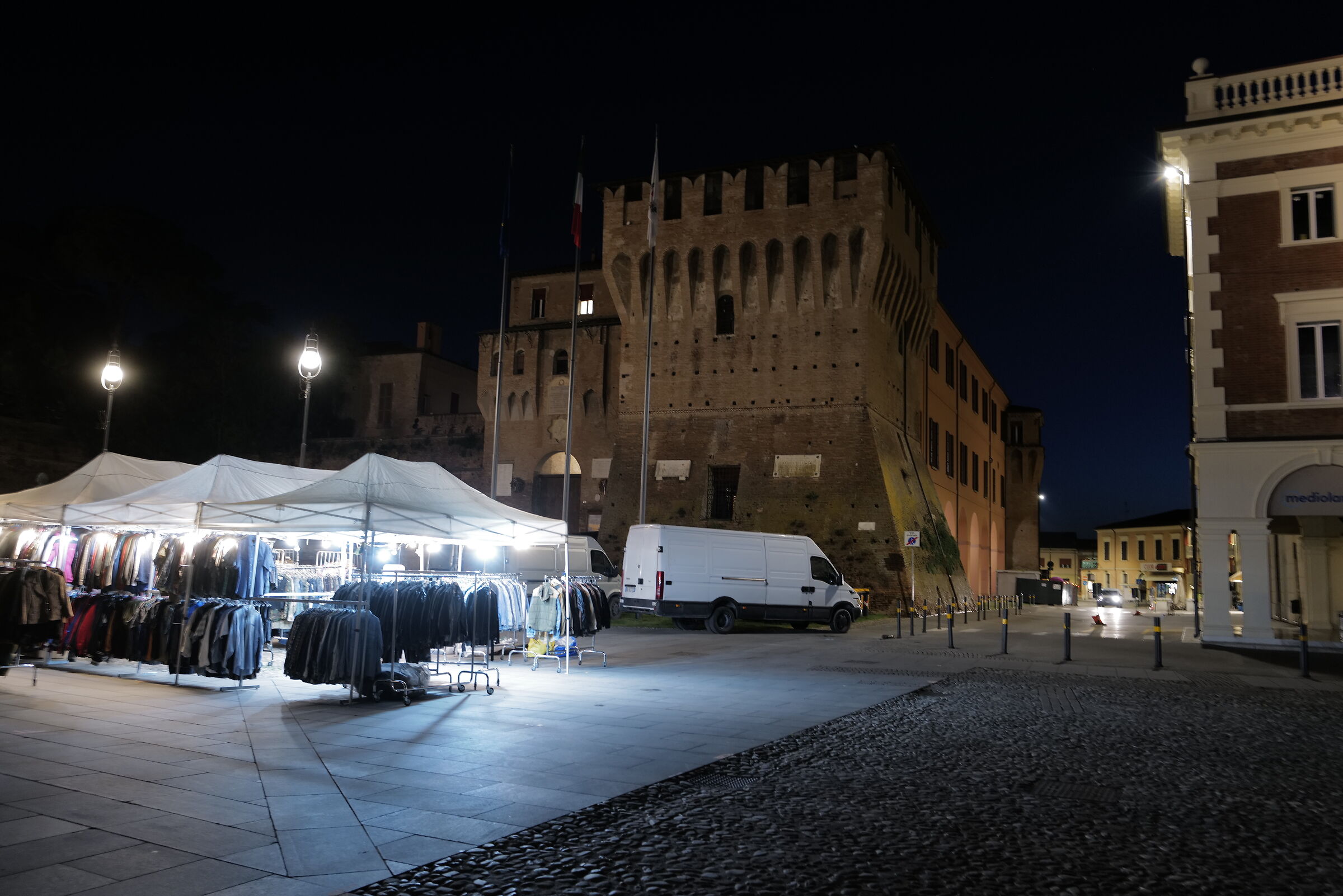Sei del mattino, la prima bancarella davanti alla Rocca