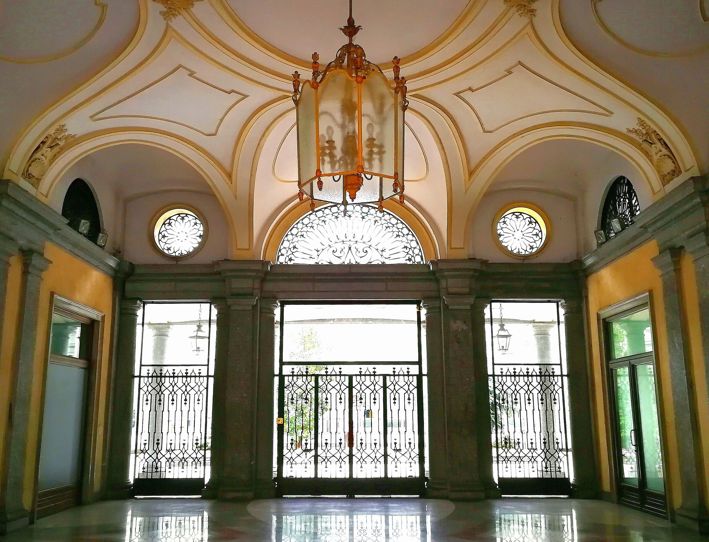 Torino: Atrio Banca San Paolo (cellulare)