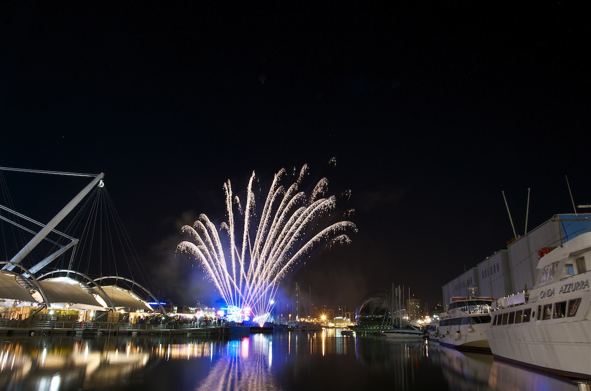 Fuochi per San Giovanni al porto antico di Genova