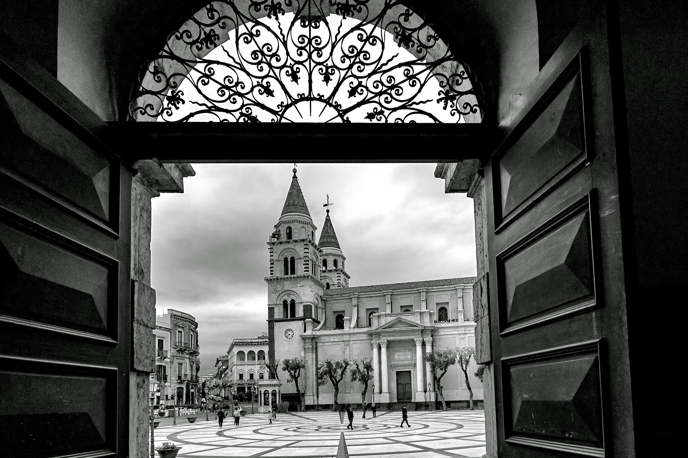 Let's open the doors to the city (Acireale)