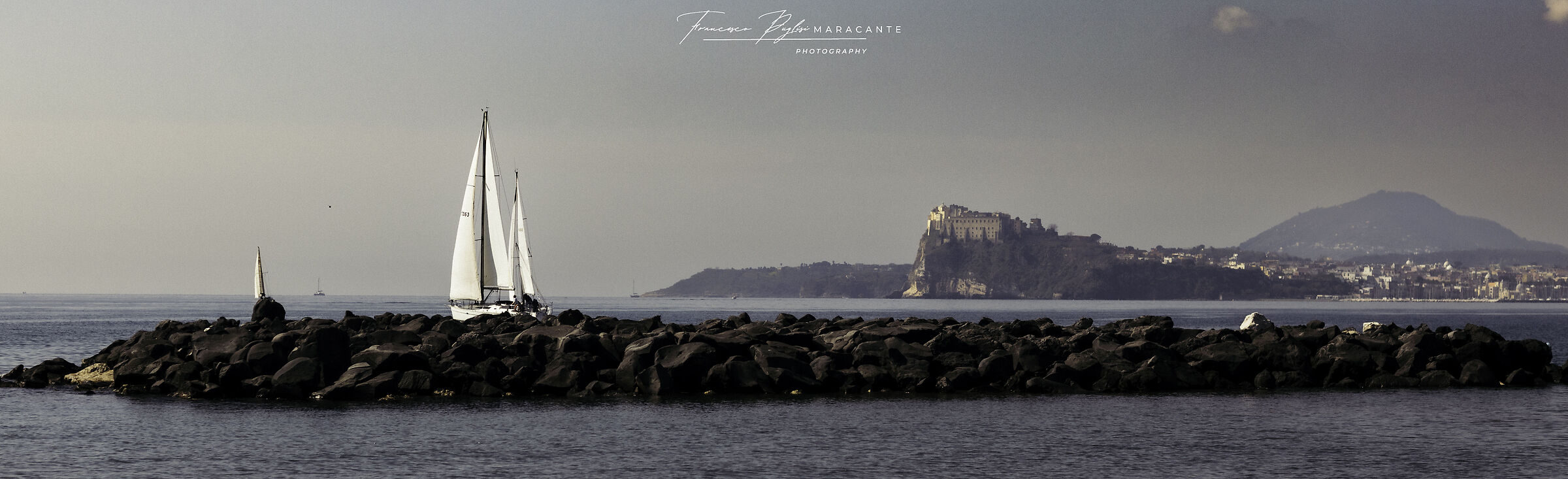In vela bianca verso Procida.