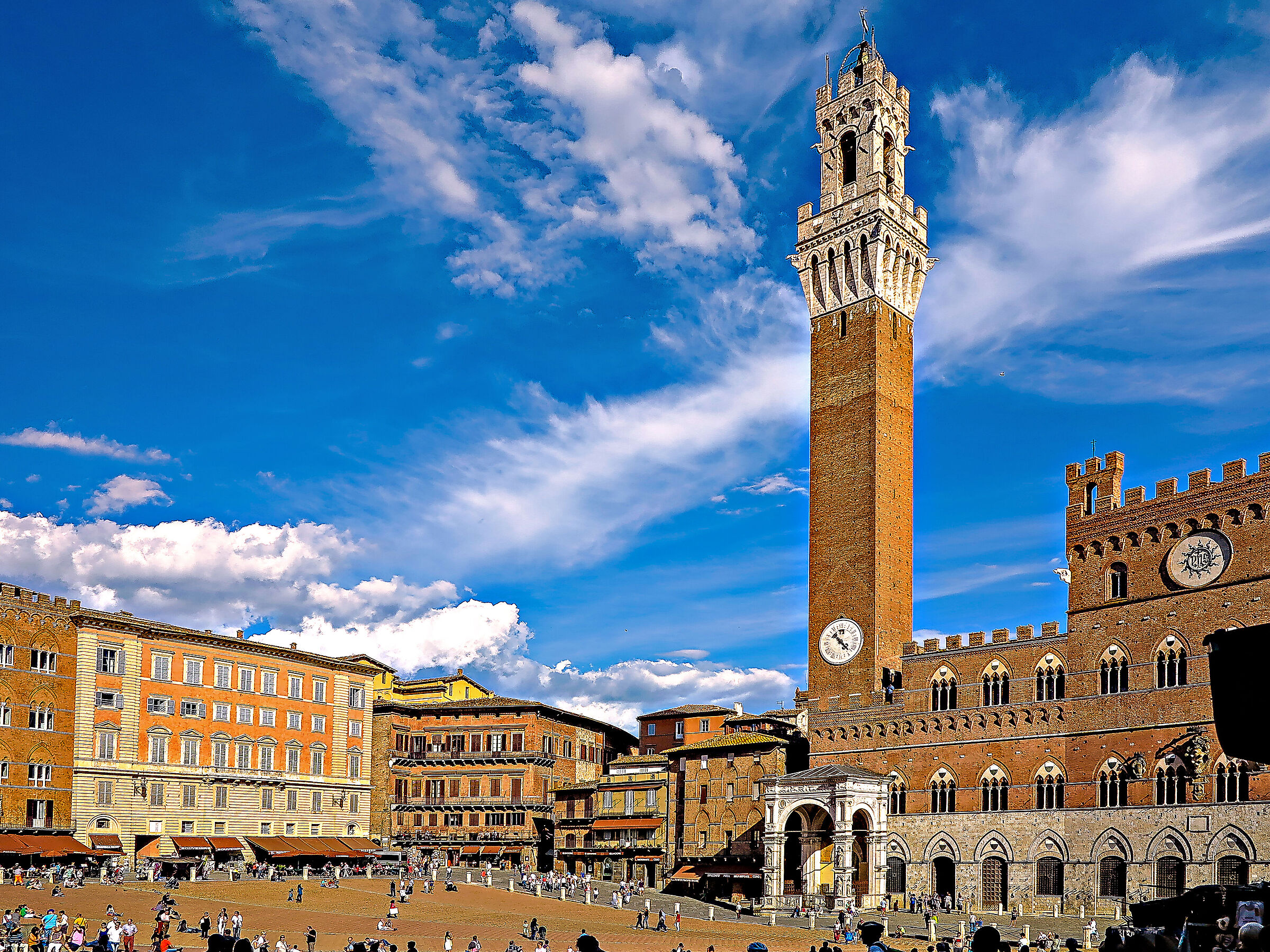 Torre del Mangia in piazza del Campo a Siena