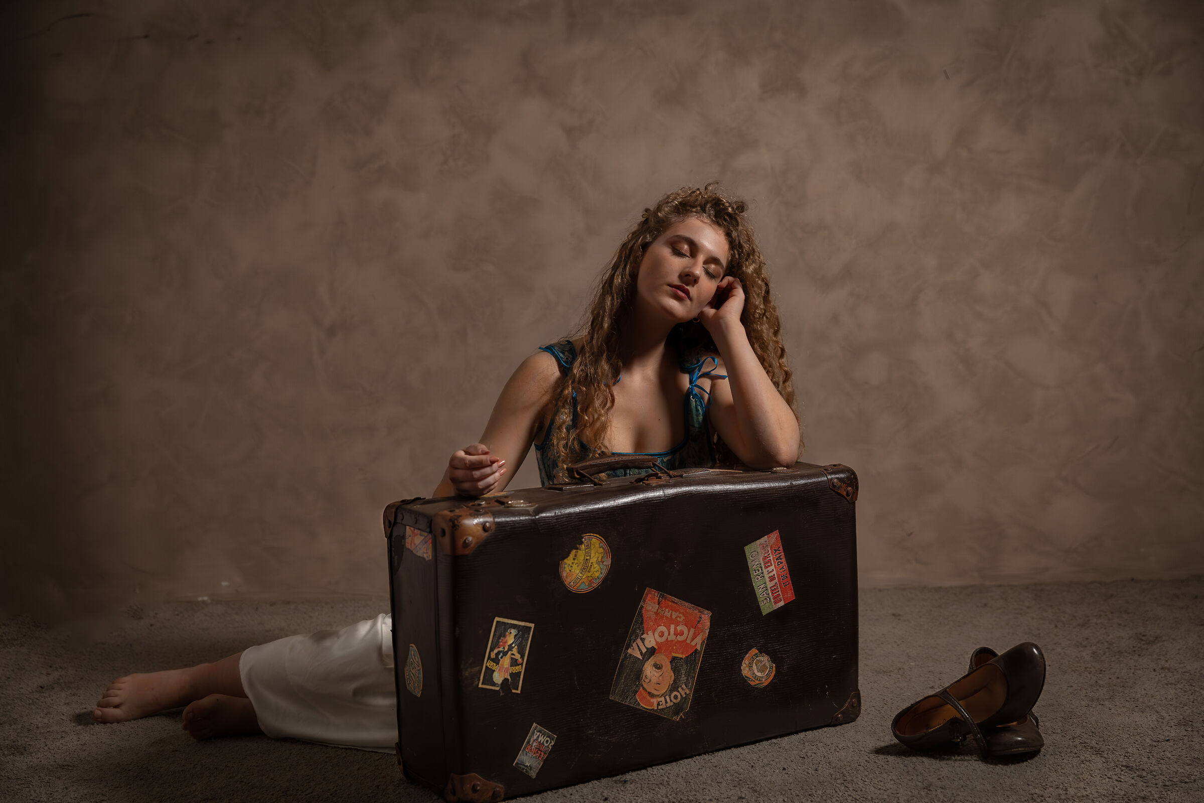 la ragazza e la valigia