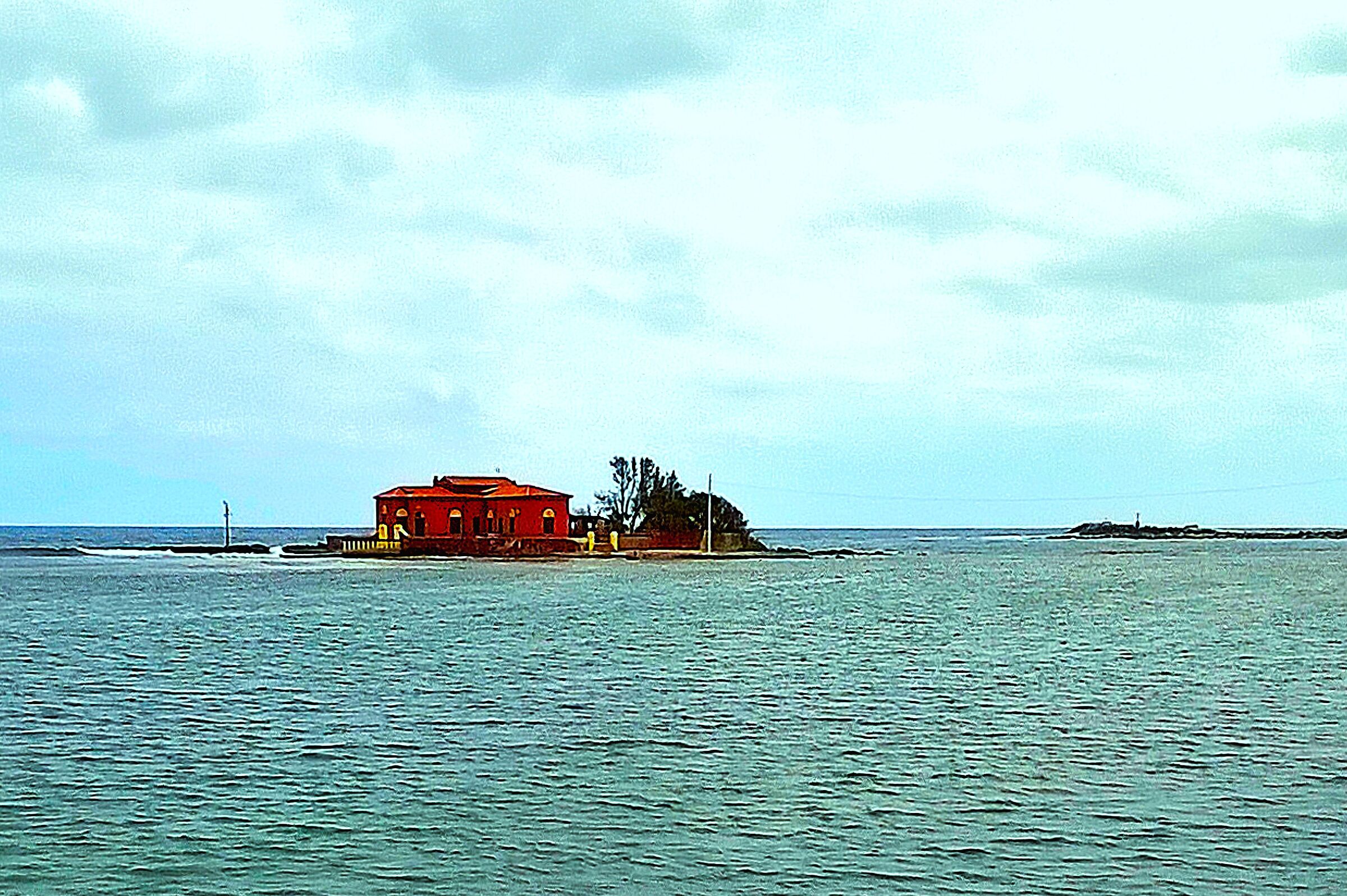 La casa in mezzo al mare