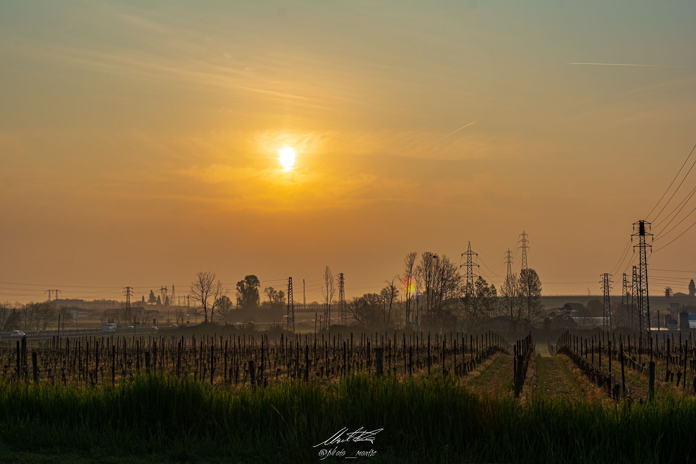 Mattina tra campi e tralicci