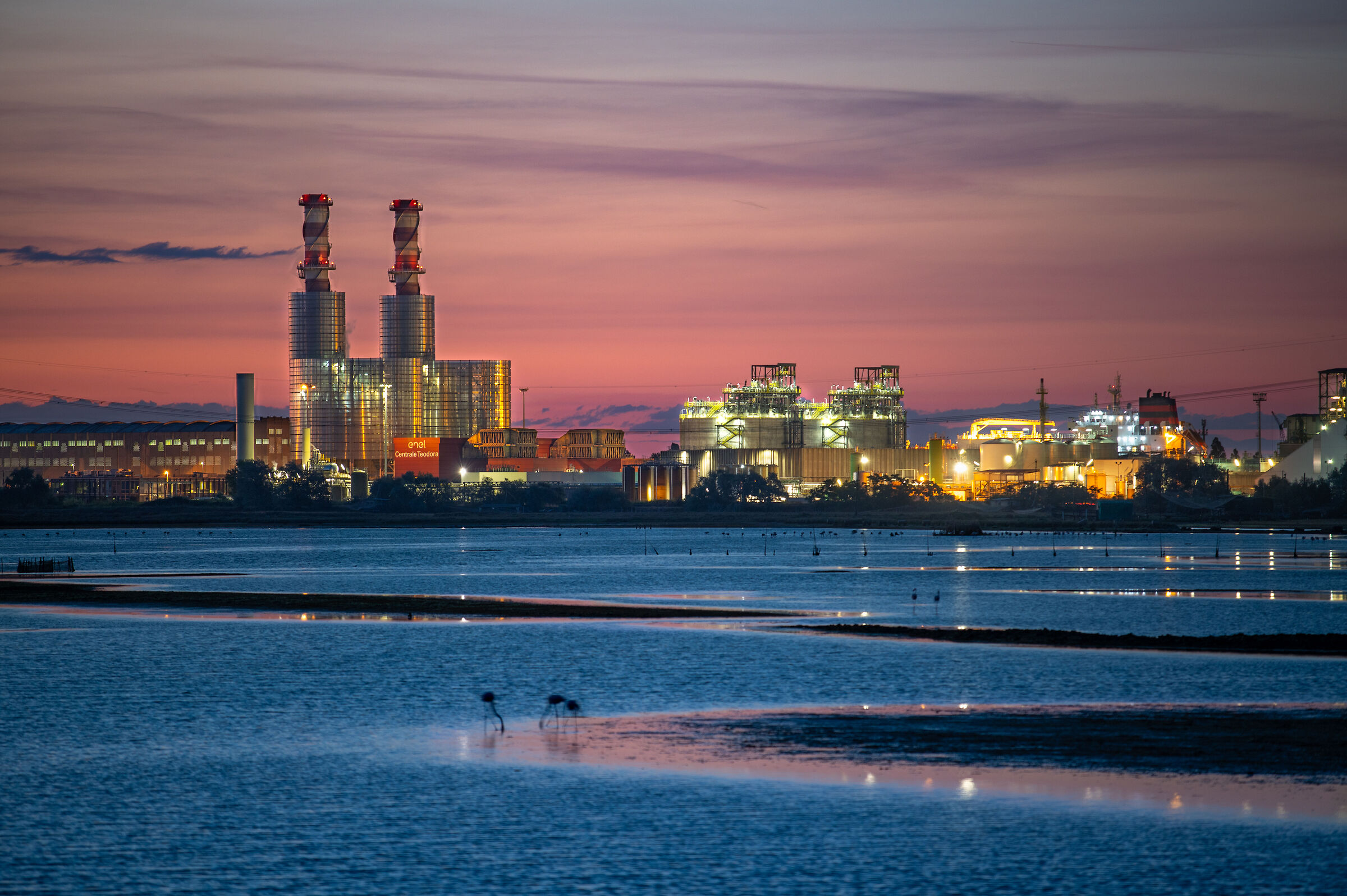 Pialassa Baiona e industrie all'alba