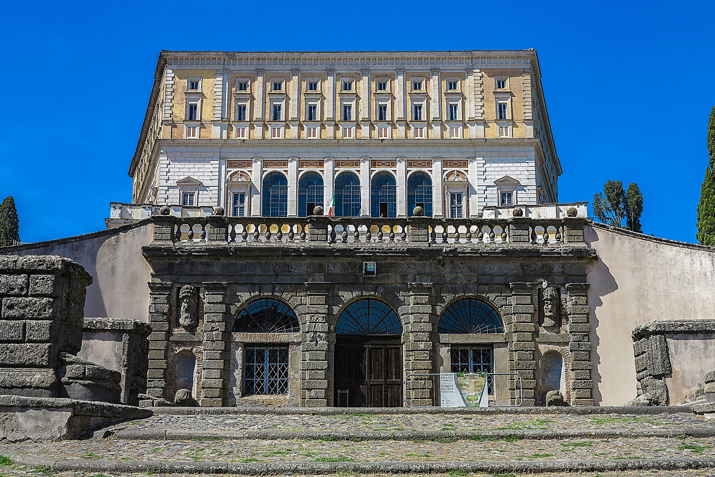 Facciata principale del Palazzo Farnese - Caprarola