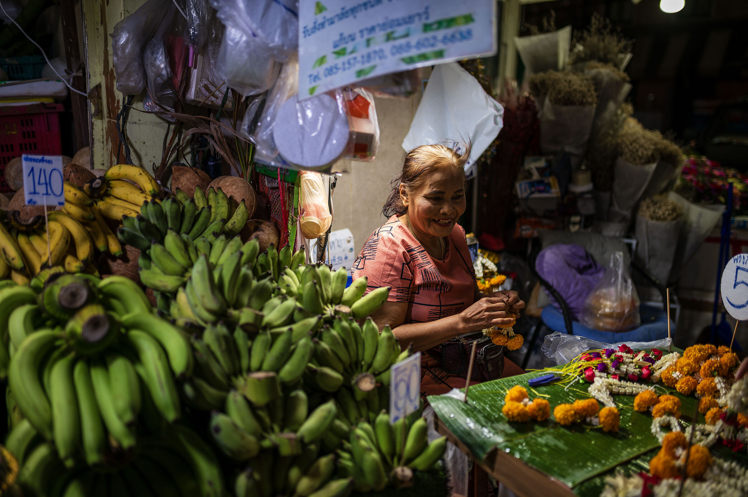 Un sorriso tra banane e fiori