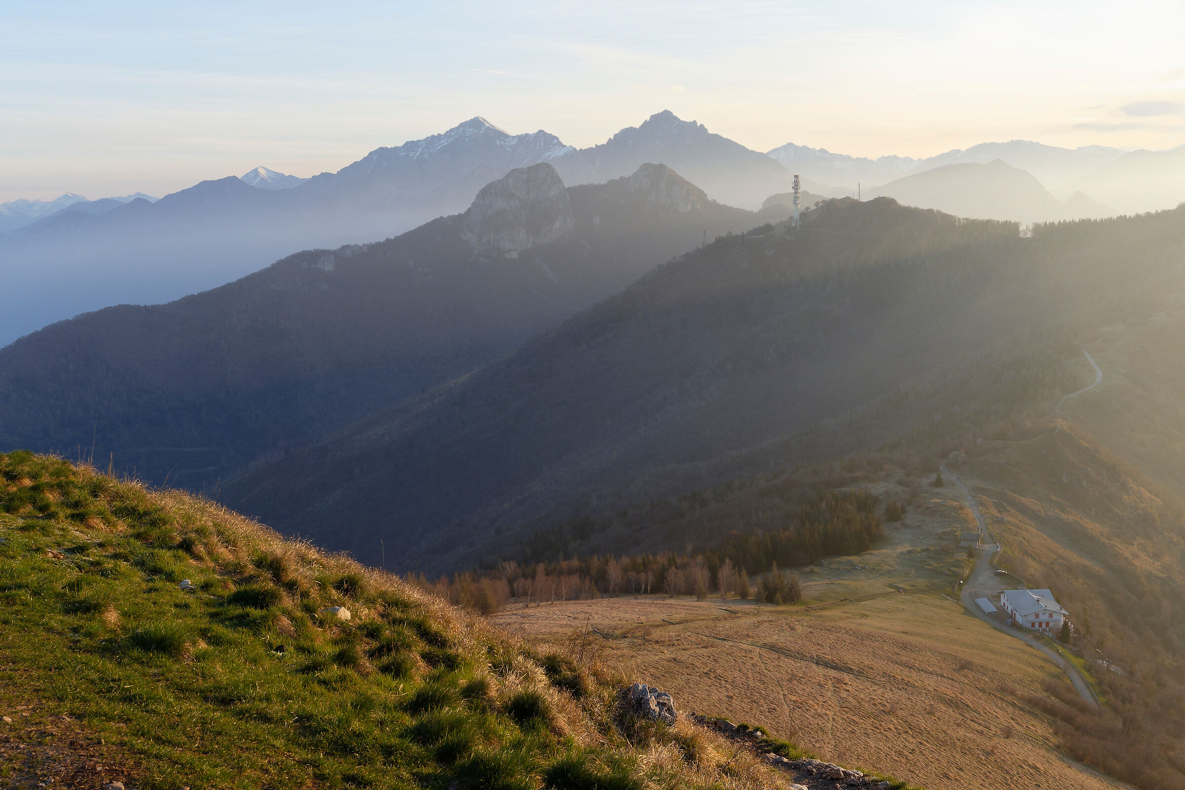 Prime luci dal Monte Cornizzolo