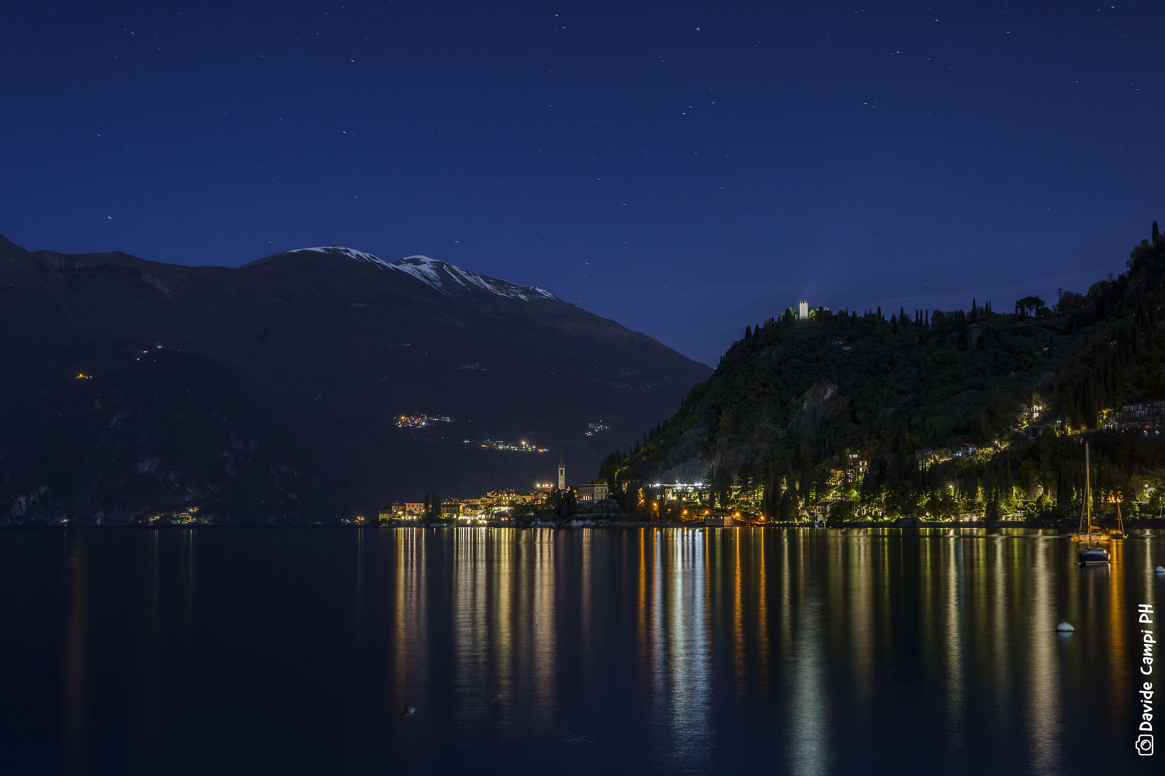 La perla del lago di notte