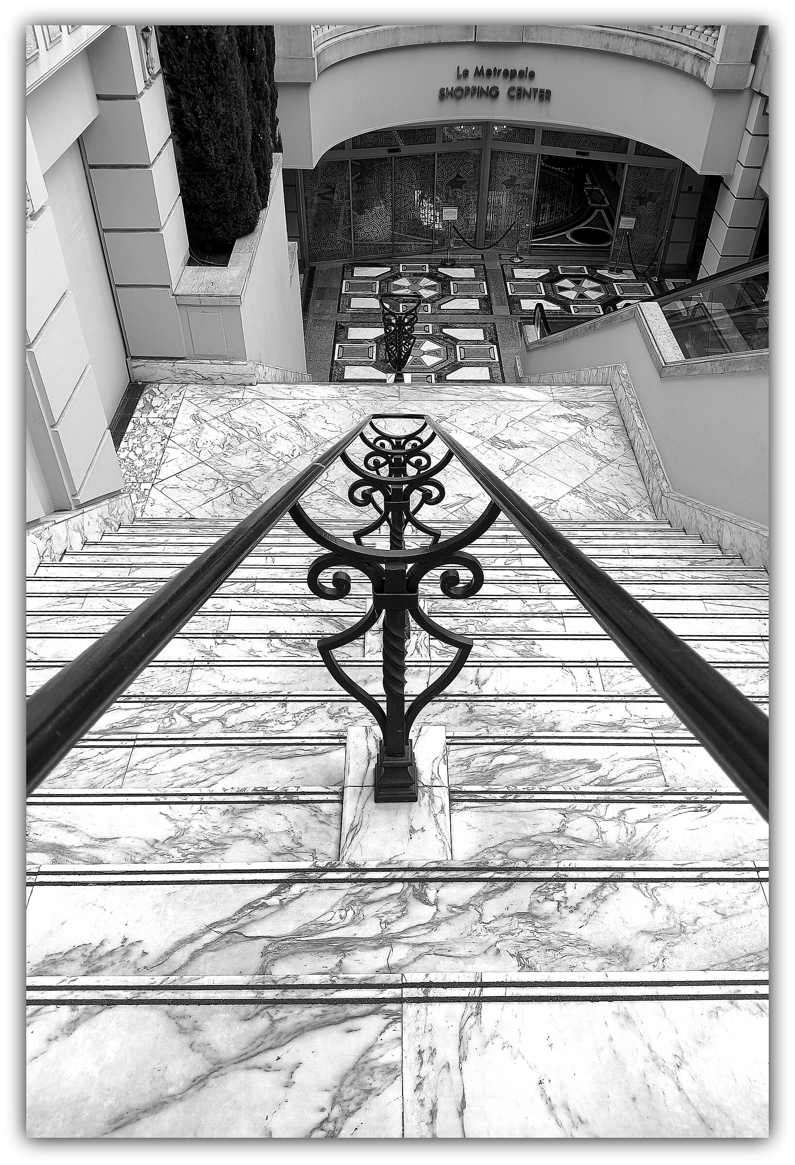 Escalier dans centre commercial "Le Metropole"