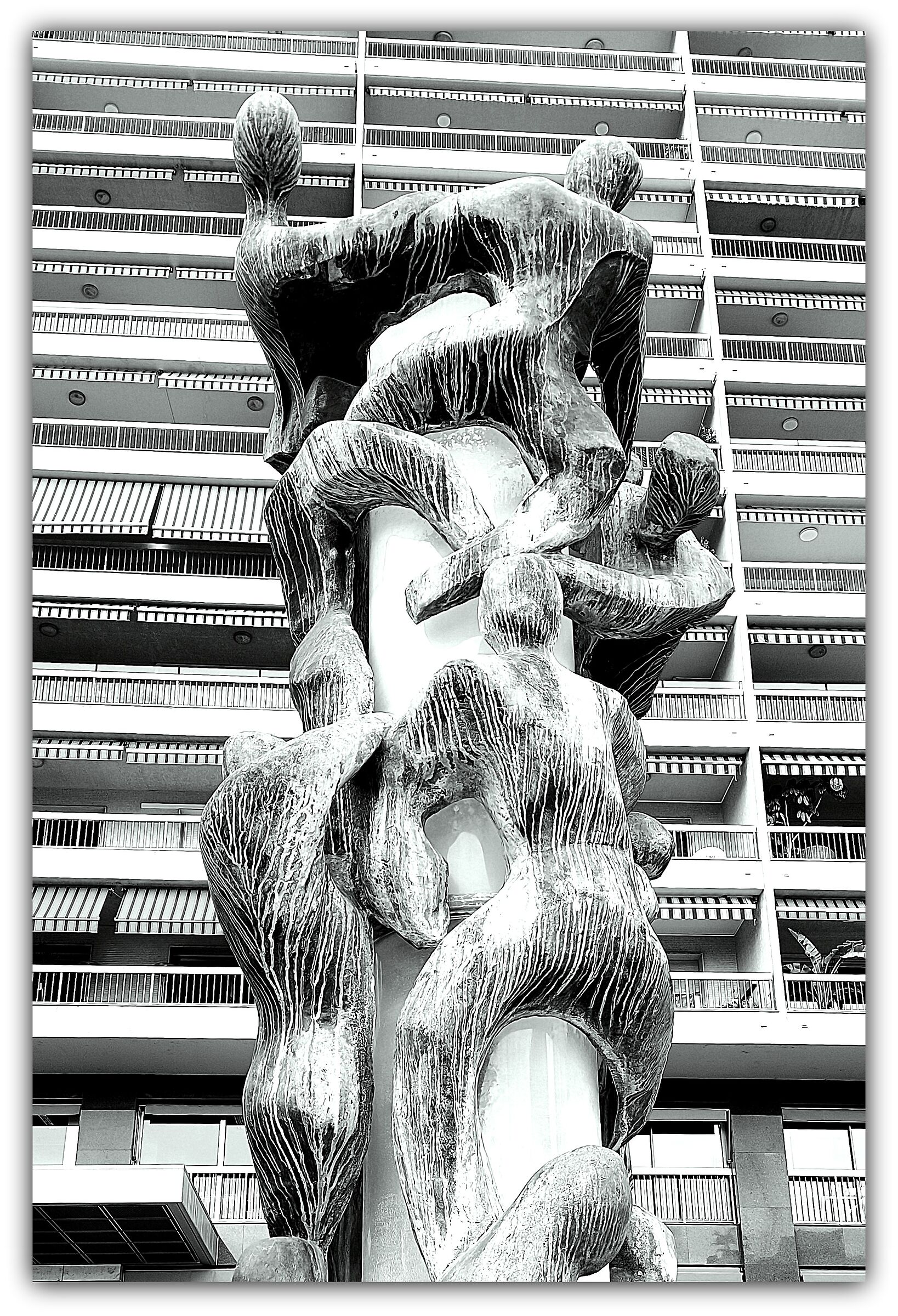 Places des Moulins, sculptur "Colonne de la vie"