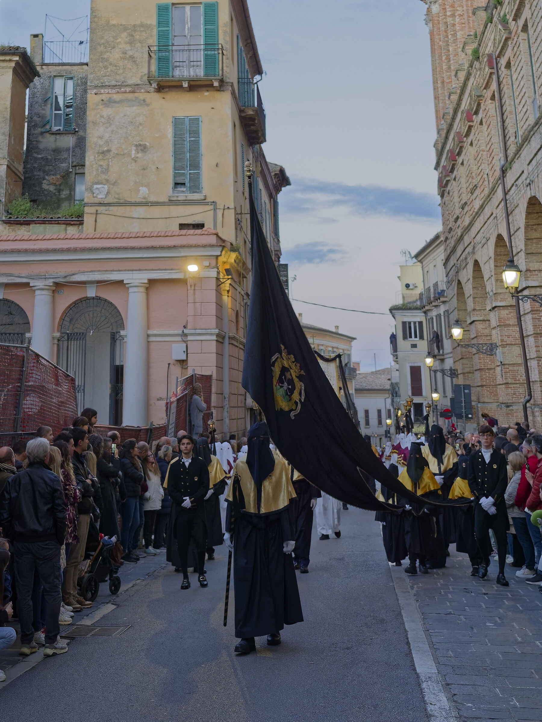 Processione venerdì santo Chieti - Il gonfalone