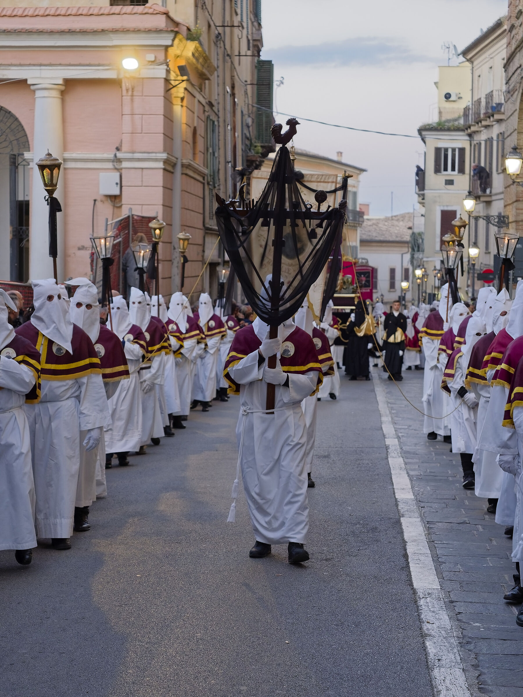Processione venerdì santo Chieti - Gli incappucciati ...