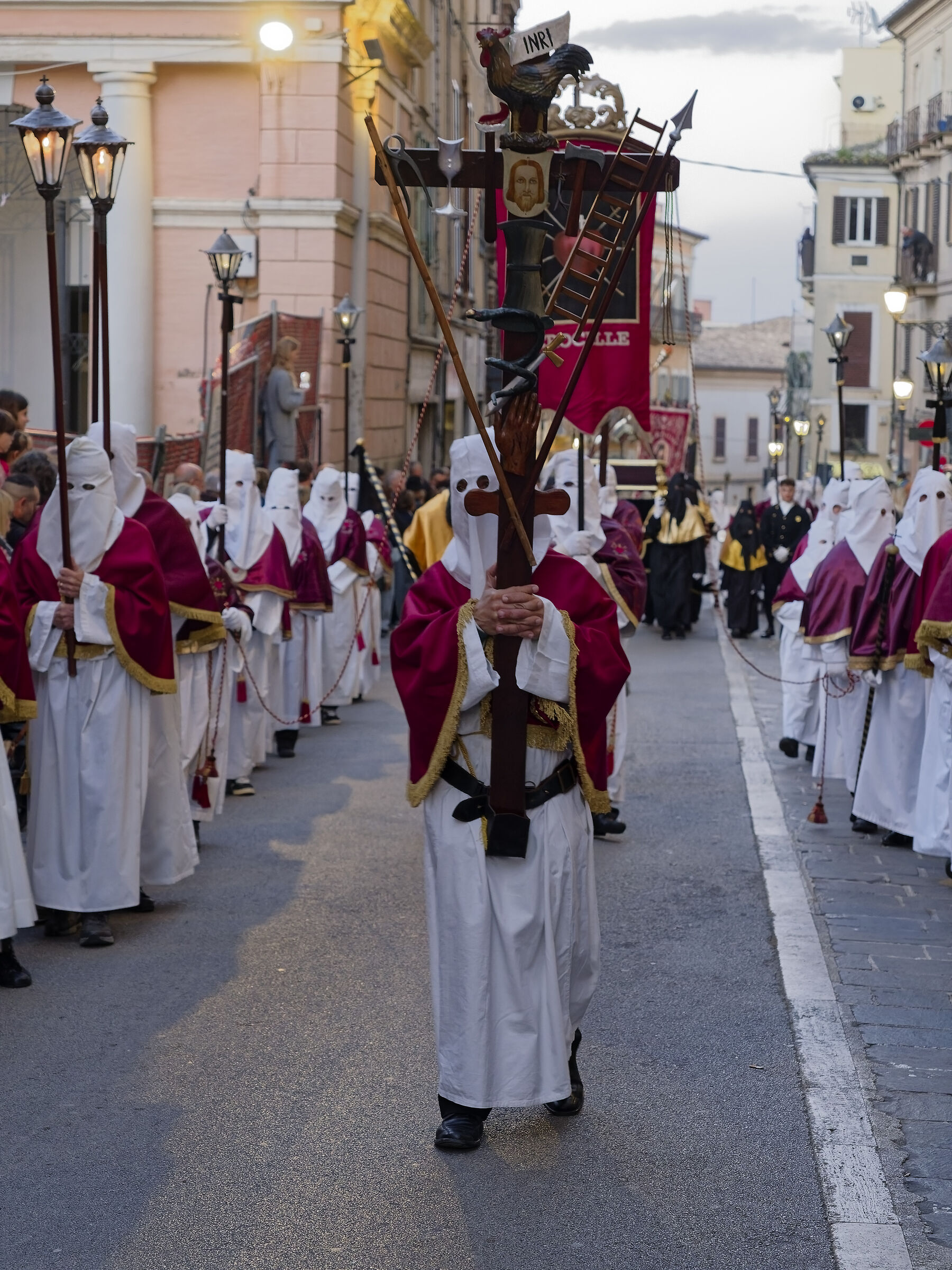 Processione venerdì santo Chieti - Gli incappucciati ...