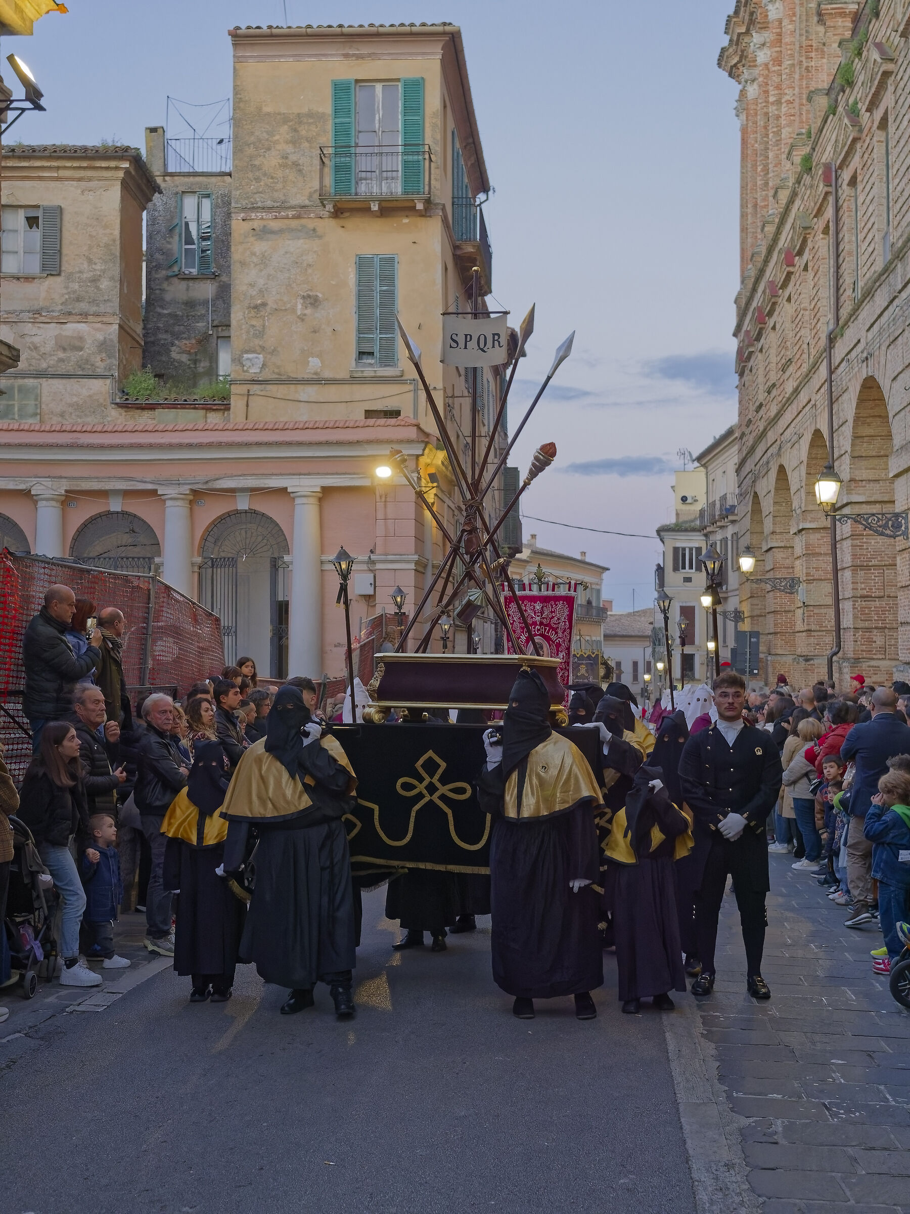 Processione venerdì santo Chieti - La scala e le lanc...