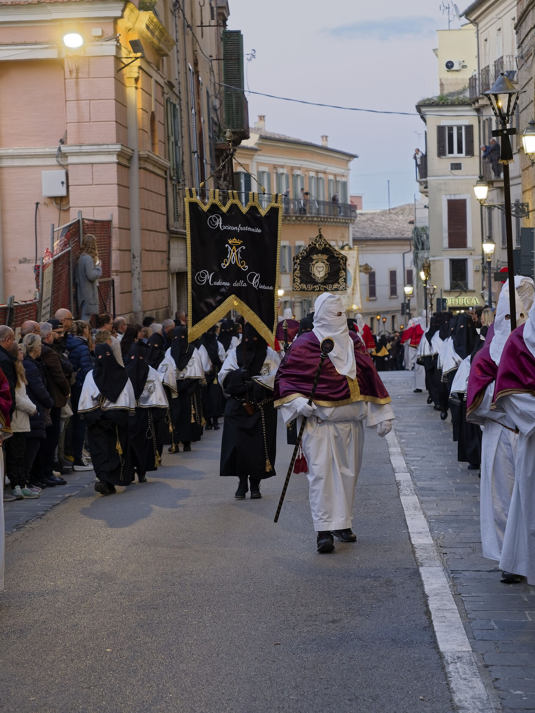 Processione venerdì santo Chieti - Gli incappucciati ...