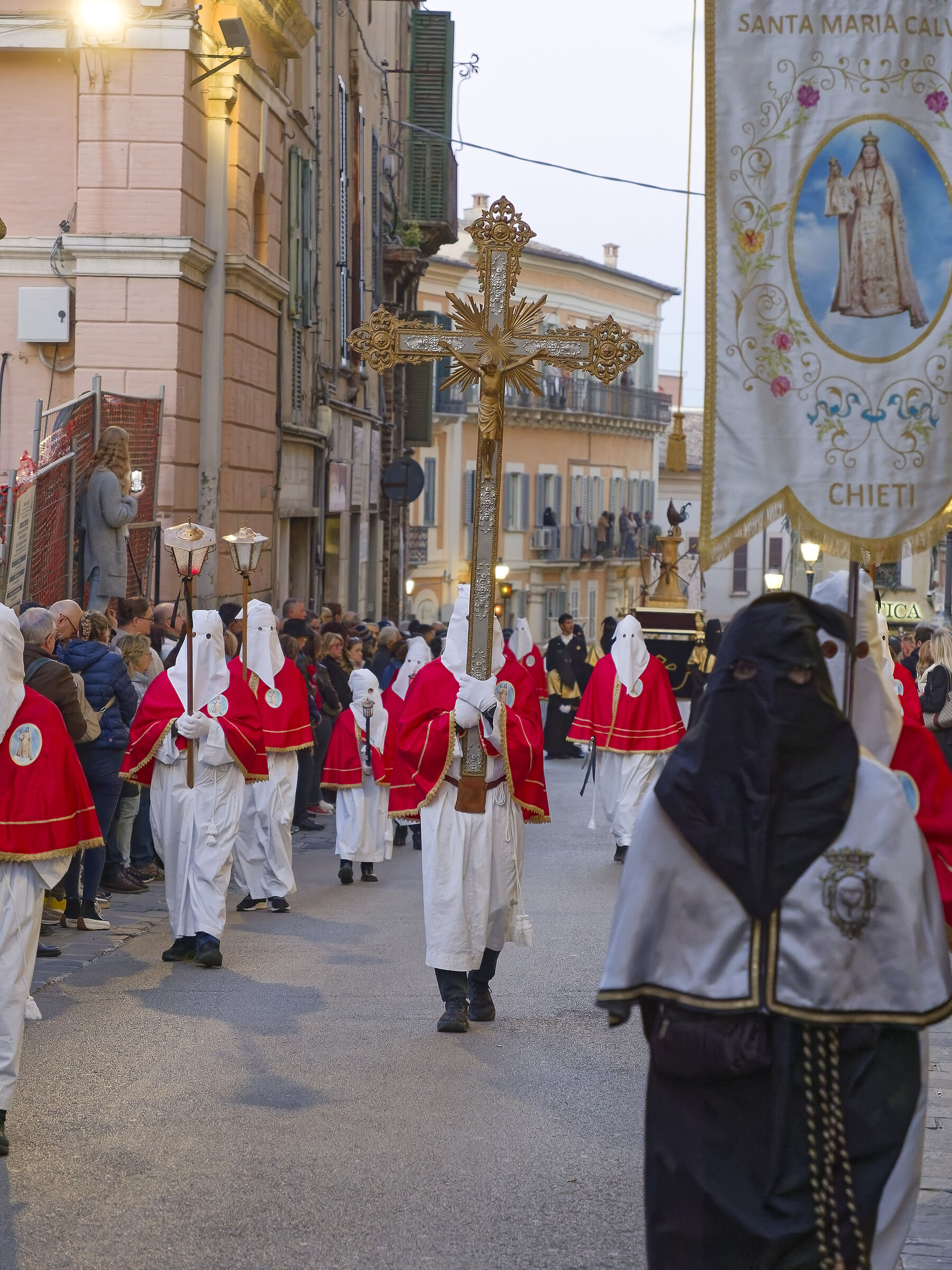 Processione venerdì santo Chieti - Gli incappucciati ...